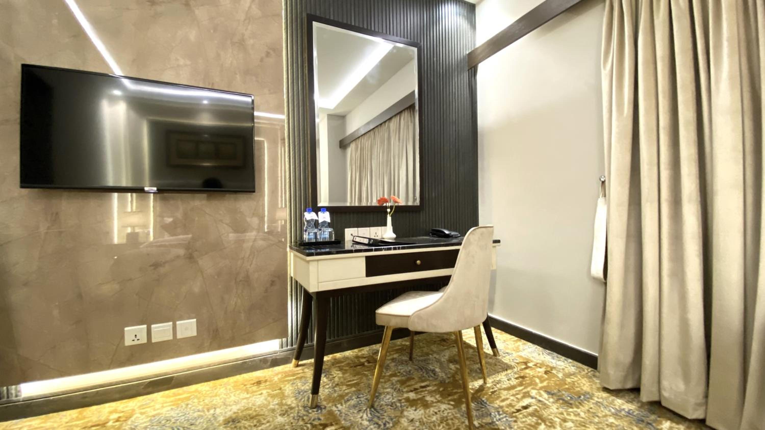 Deluxe King Room - Non-Smoking photo 2