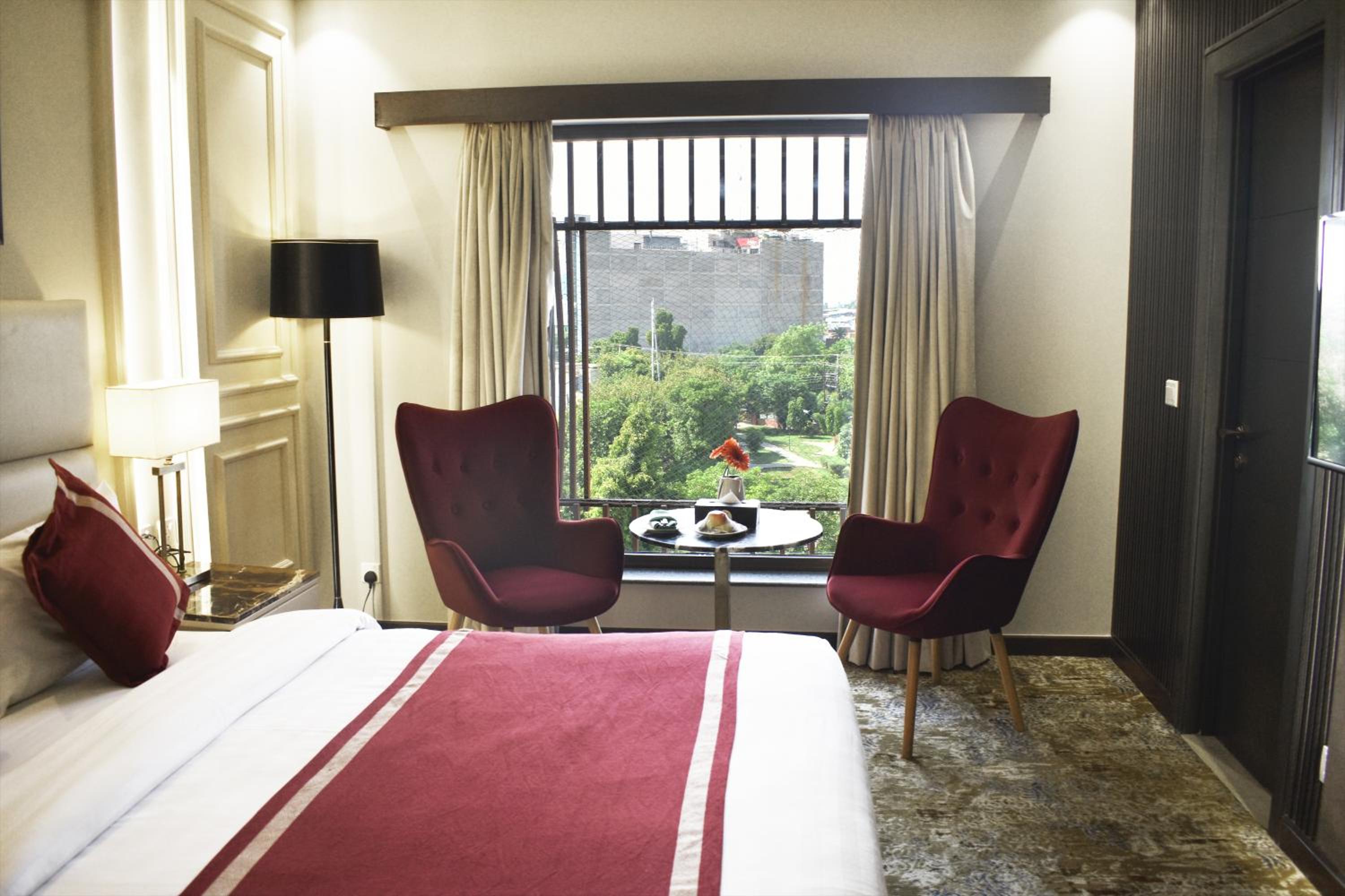 Deluxe Queen Room - Non-Smoking photo 3
