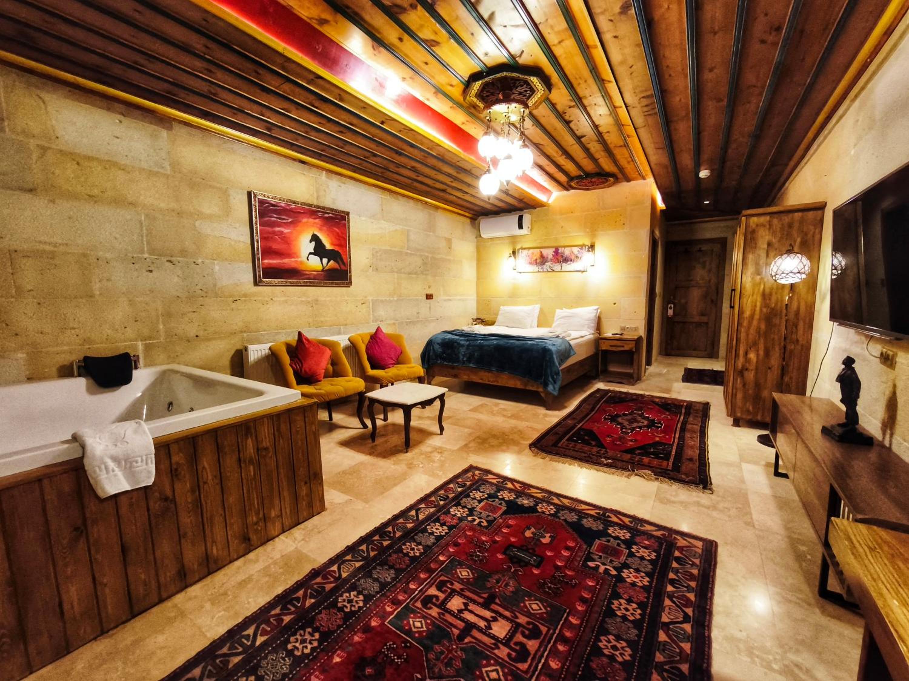 Queen Suite with Spa Bath - Photo 3