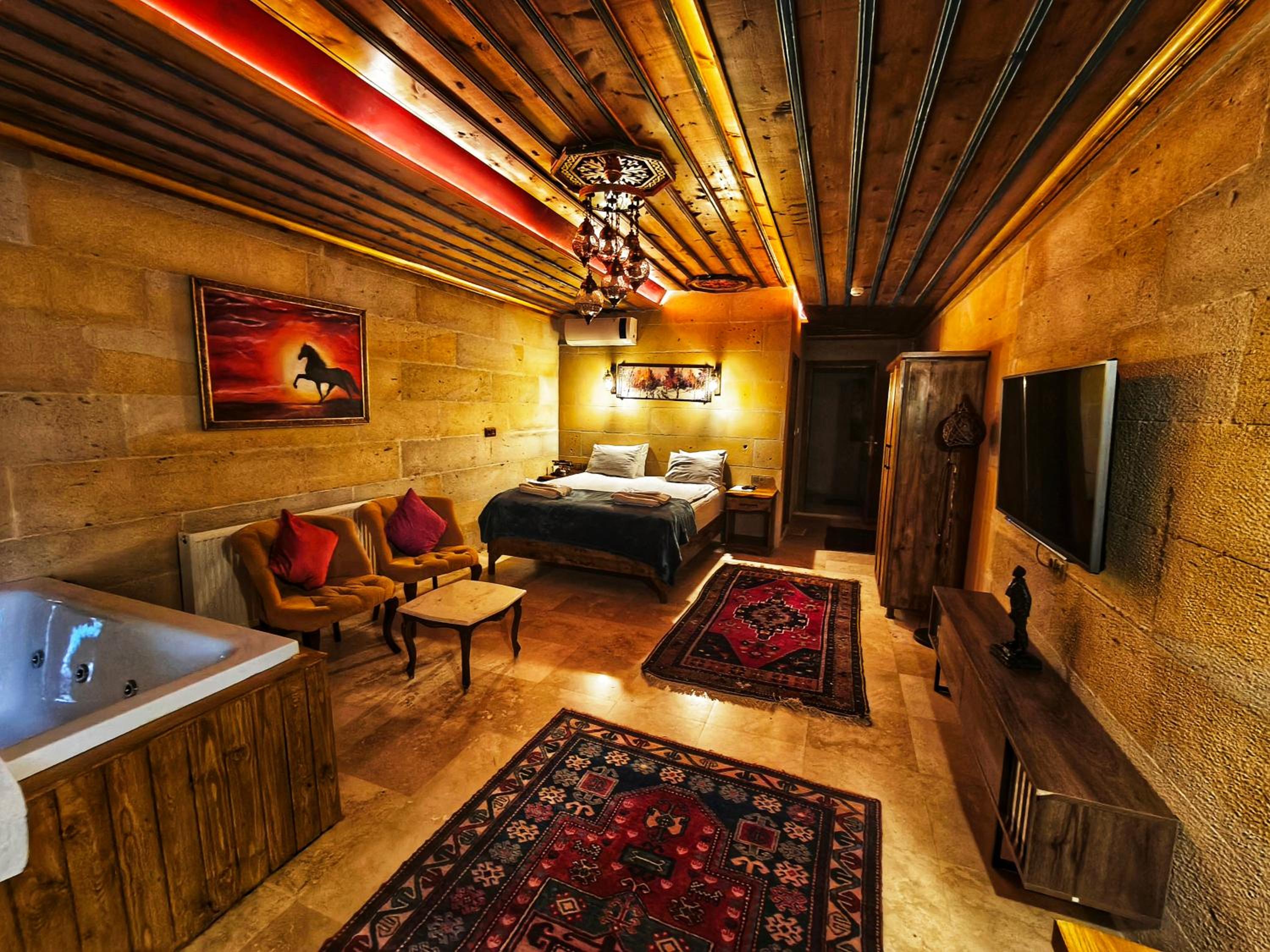 Queen Suite with Spa Bath - Photo 1