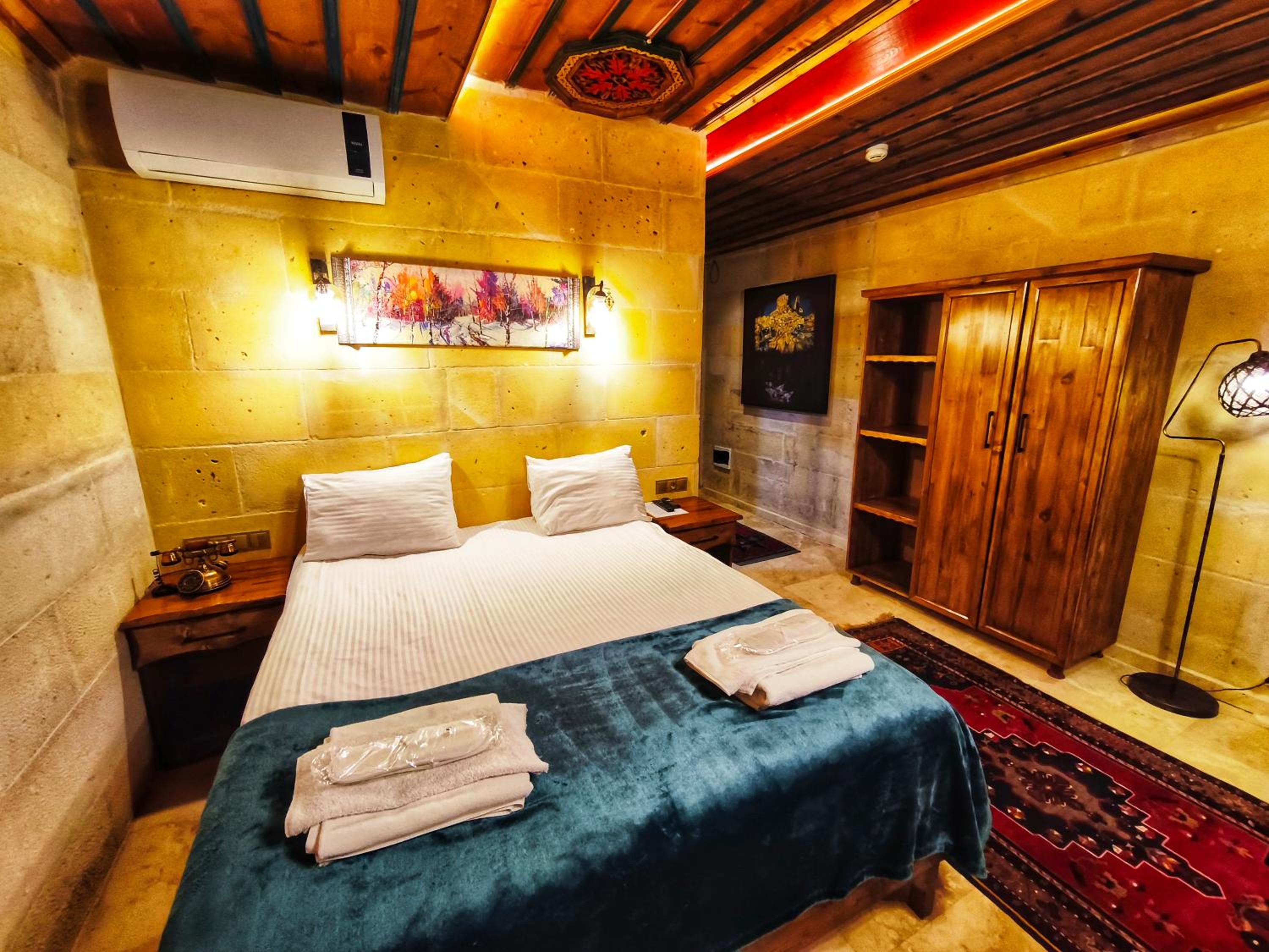 Queen Suite with Spa Bath - Photo 8