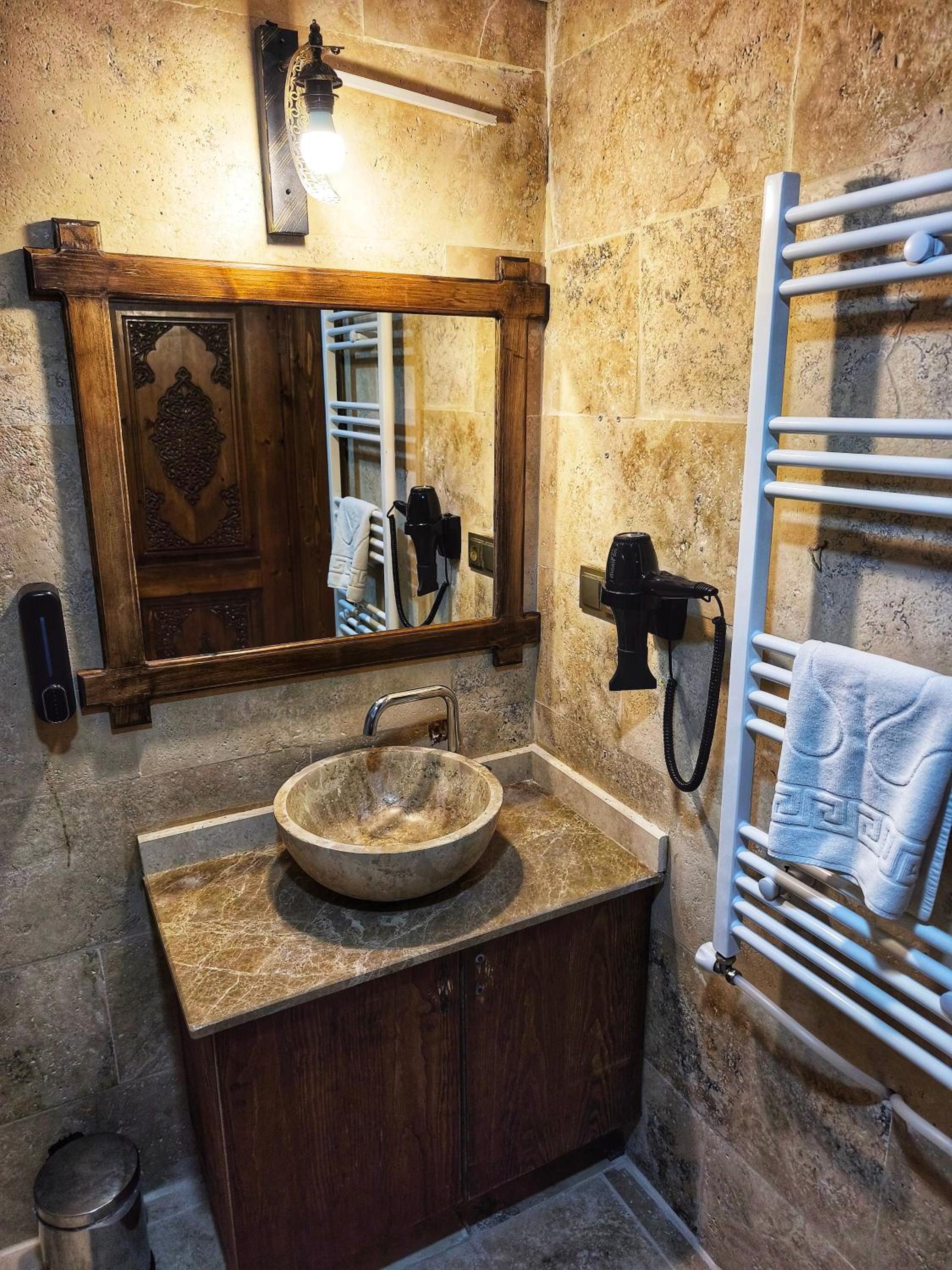 Queen Suite with Spa Bath - Photo 7