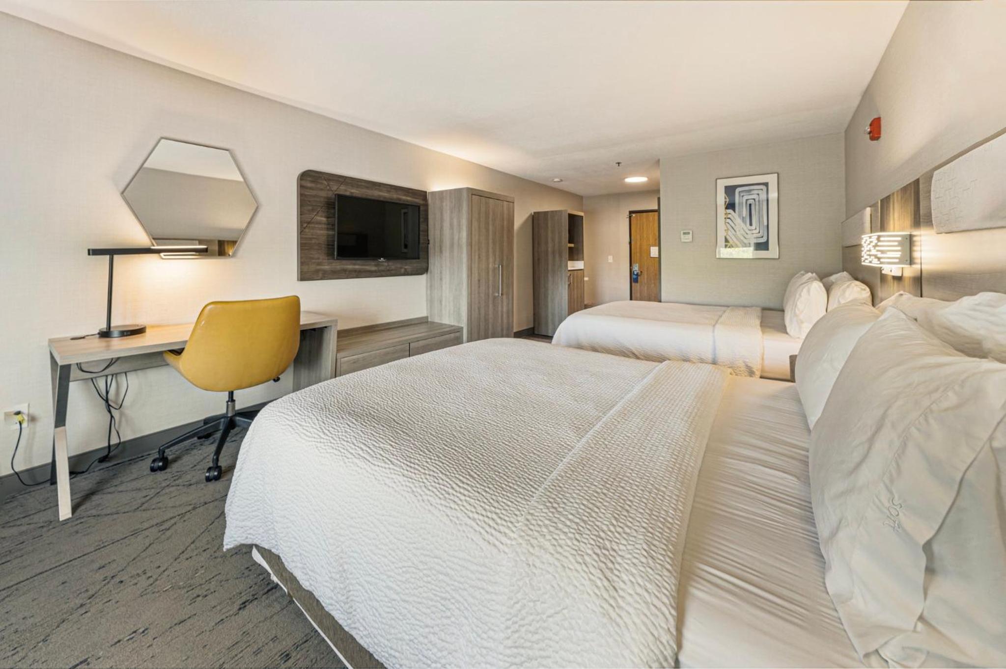 Standard Room with Two Queen Beds - Photo 4