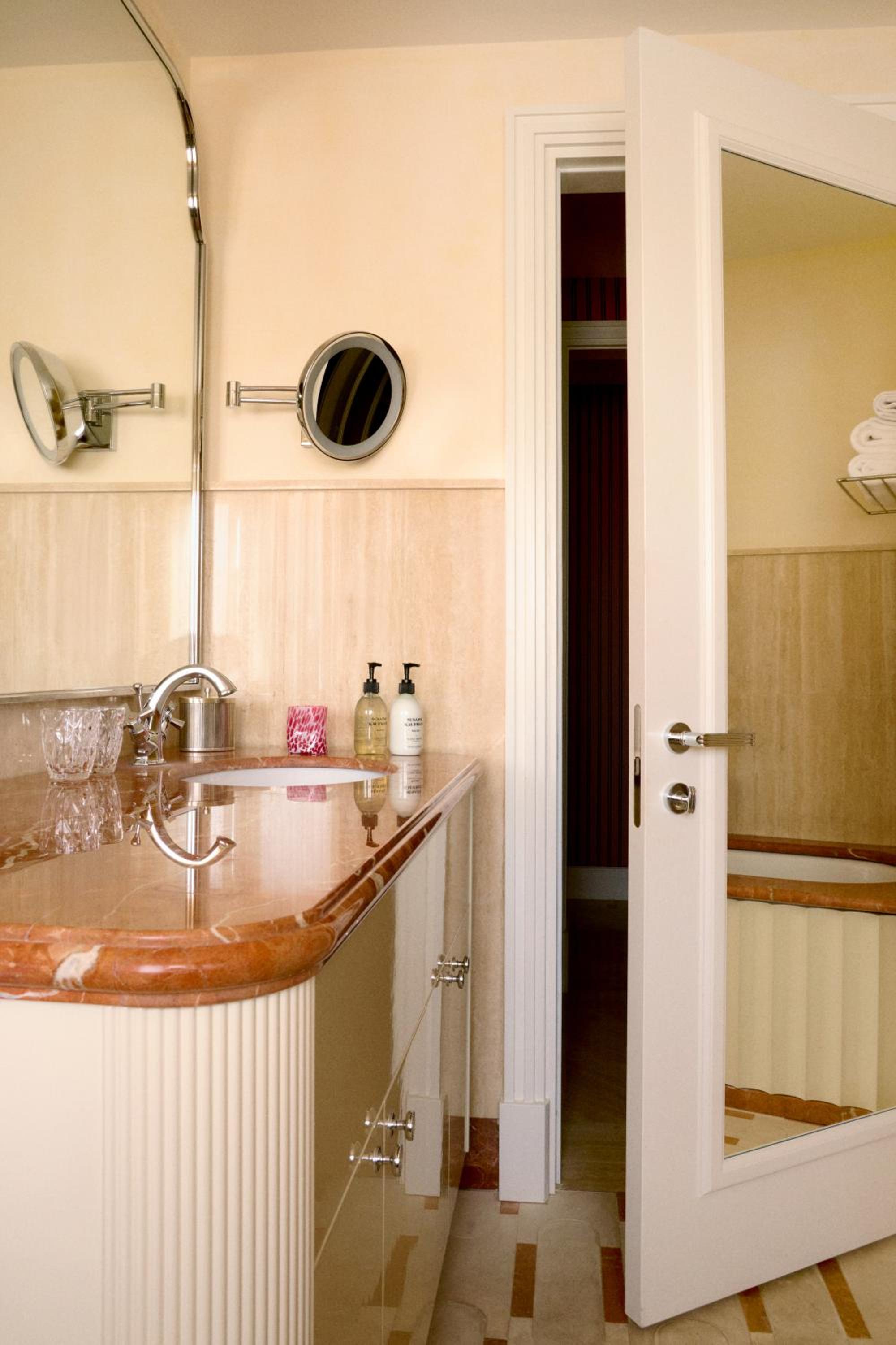Deluxe Suite photo 2