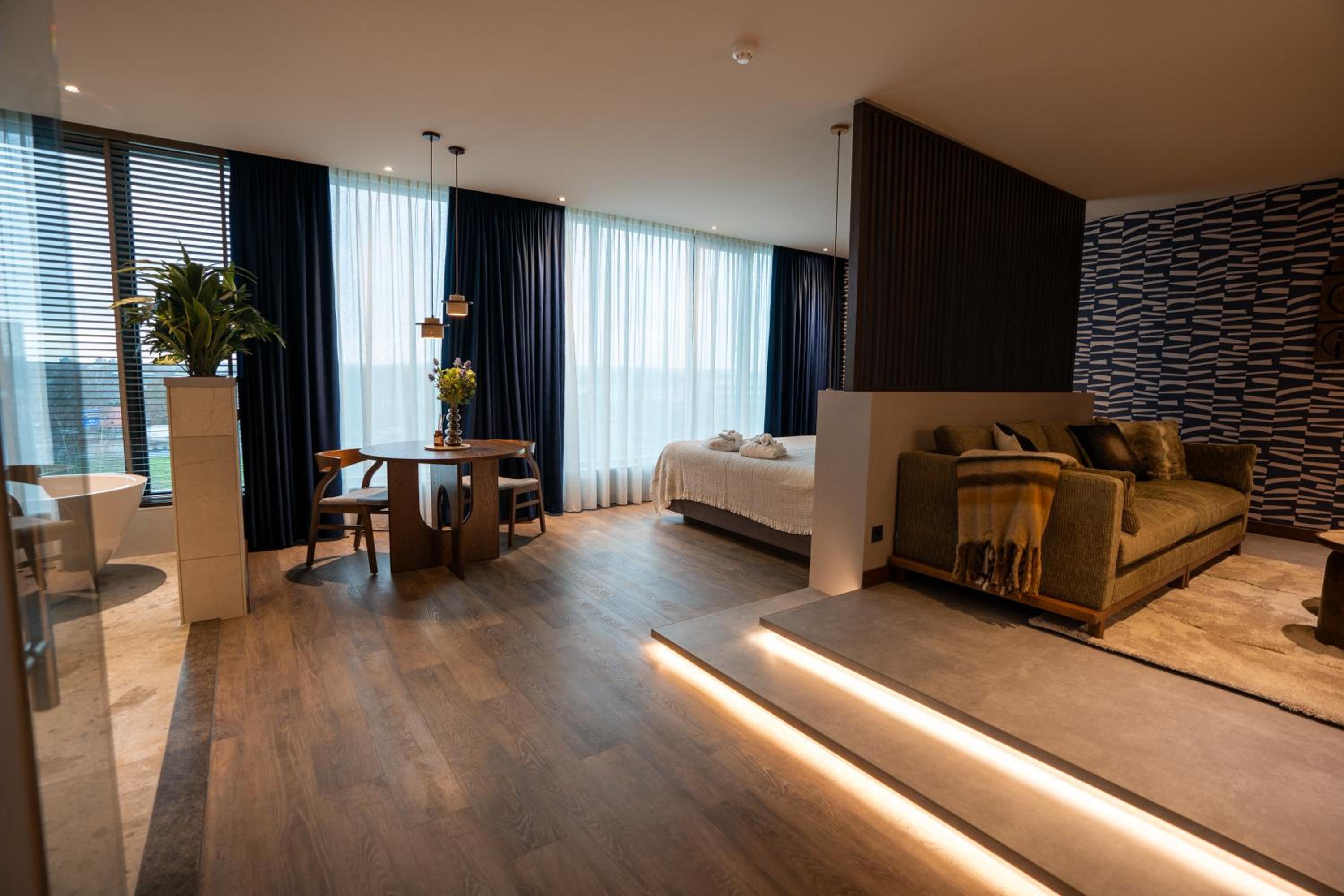 Suite with Hot Tub photo 2
