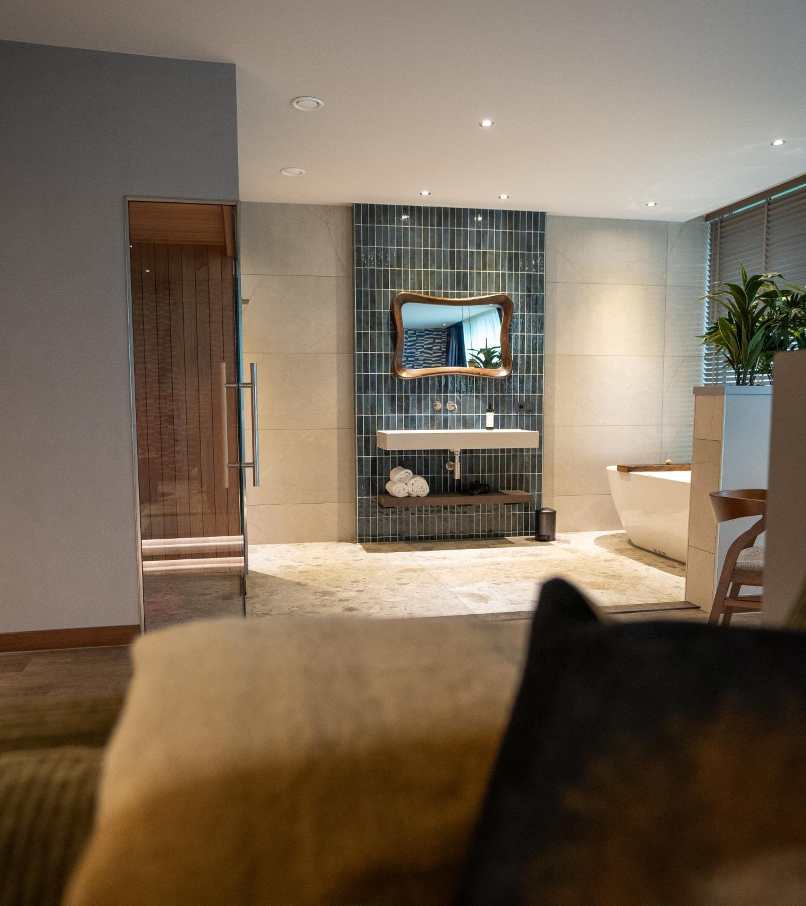 Suite with Hot Tub photo 3