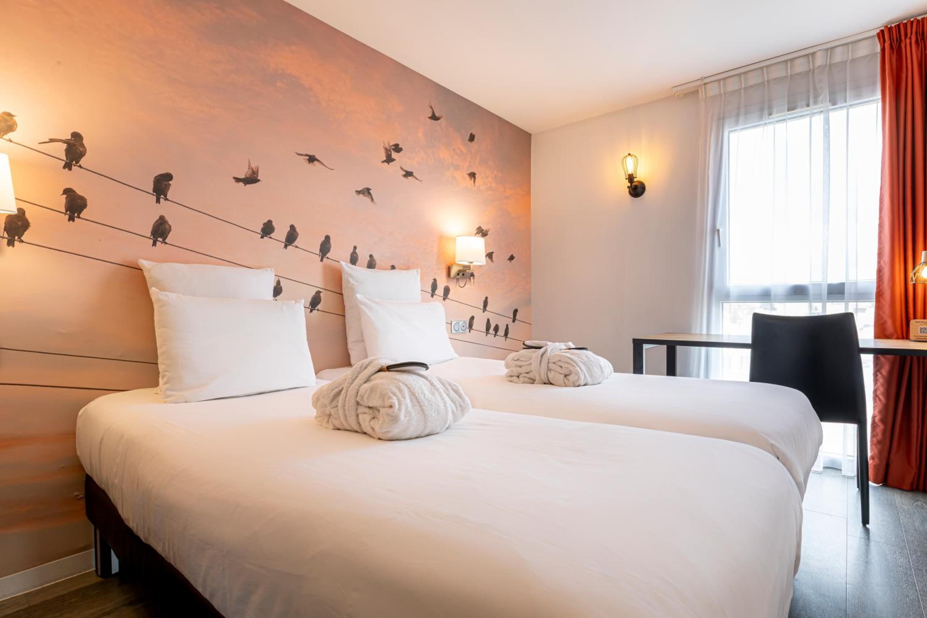 Superior Twin Room thumbnail 6