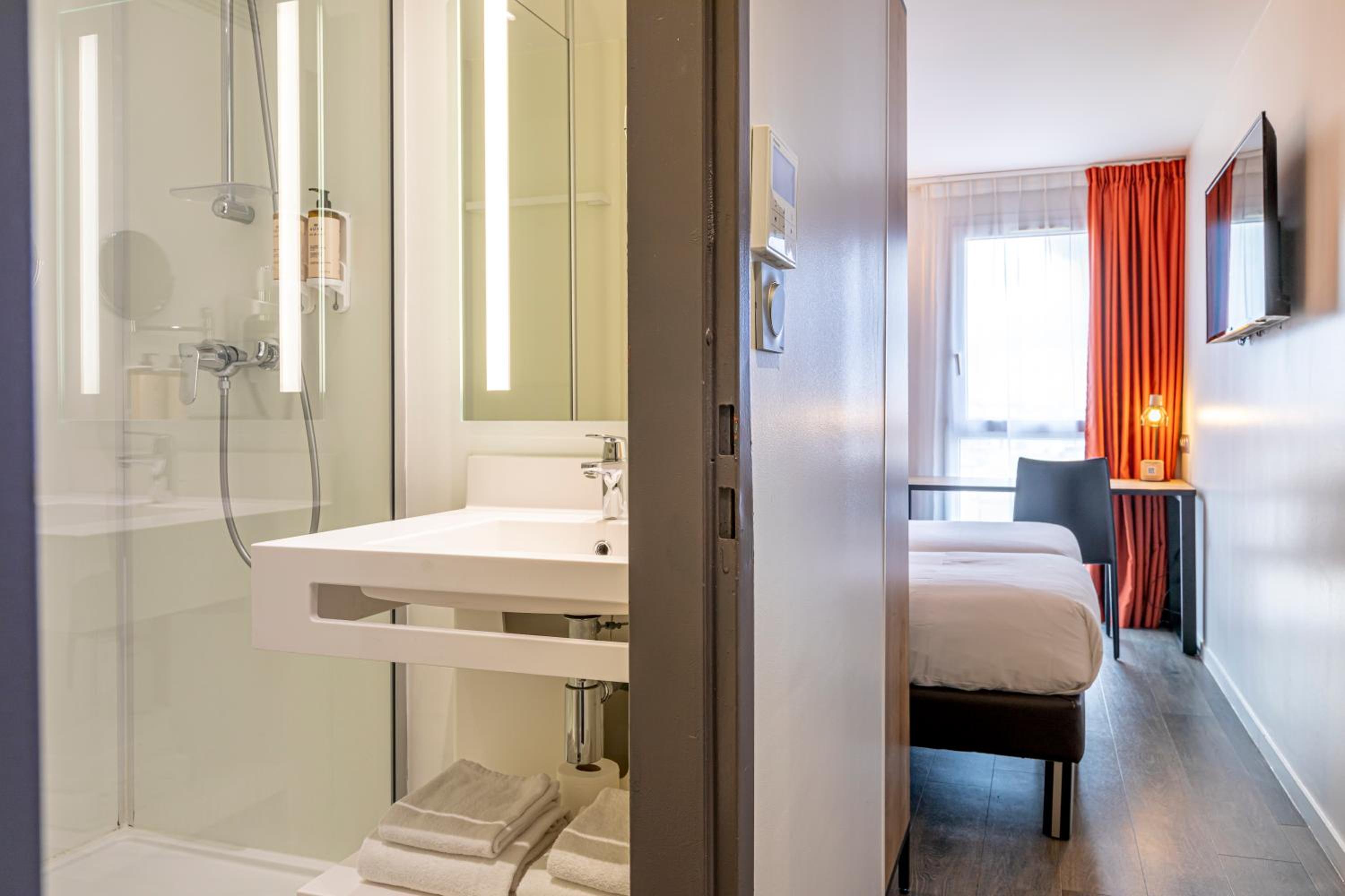 Superior Twin Room thumbnail 5