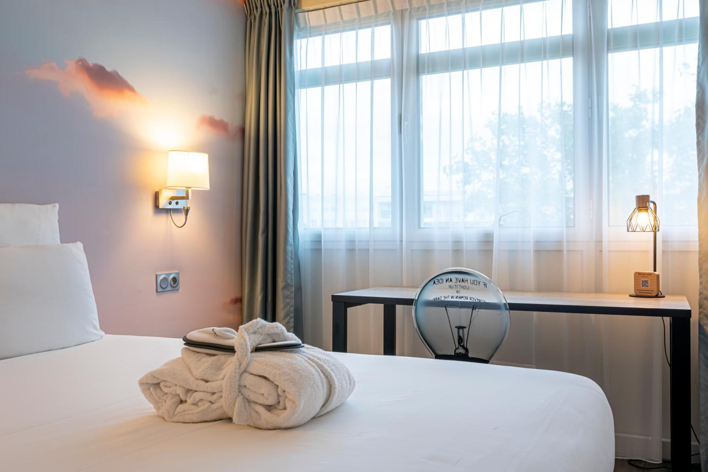 Superior King Room thumbnail 6