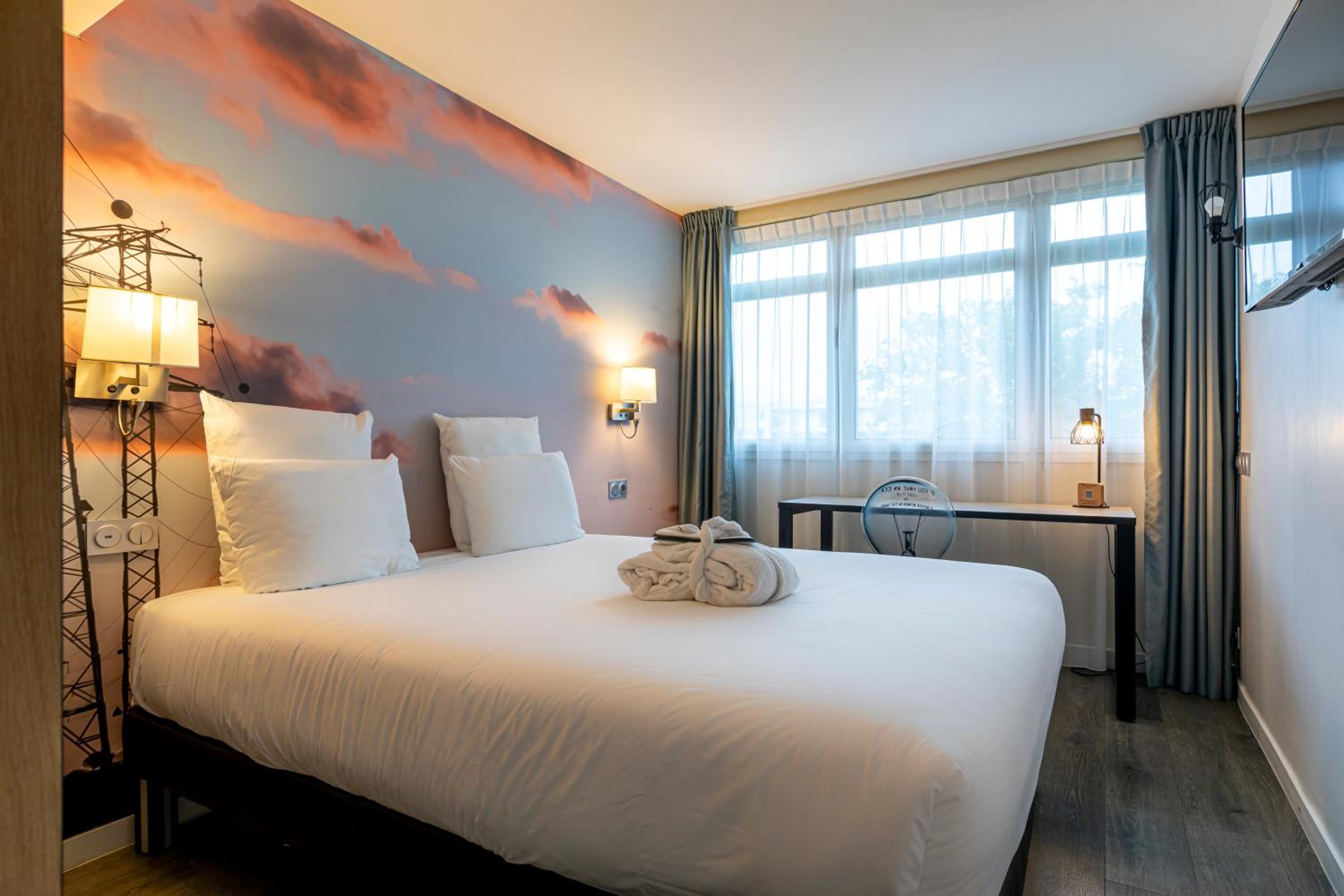 Superior King Room thumbnail 5