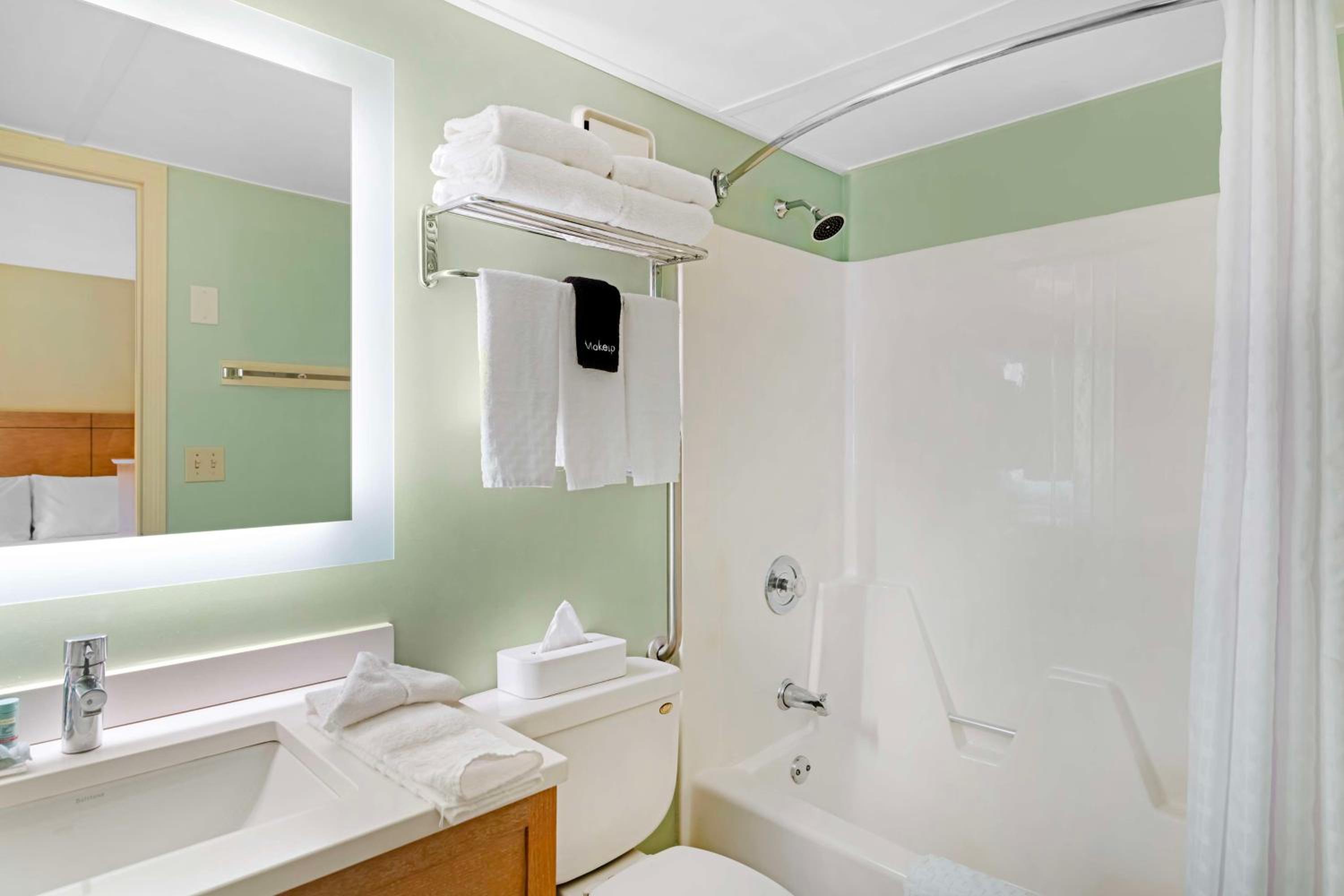 One-Bedroom King Suite with Sofa Bed and Kitchen - Photo 3