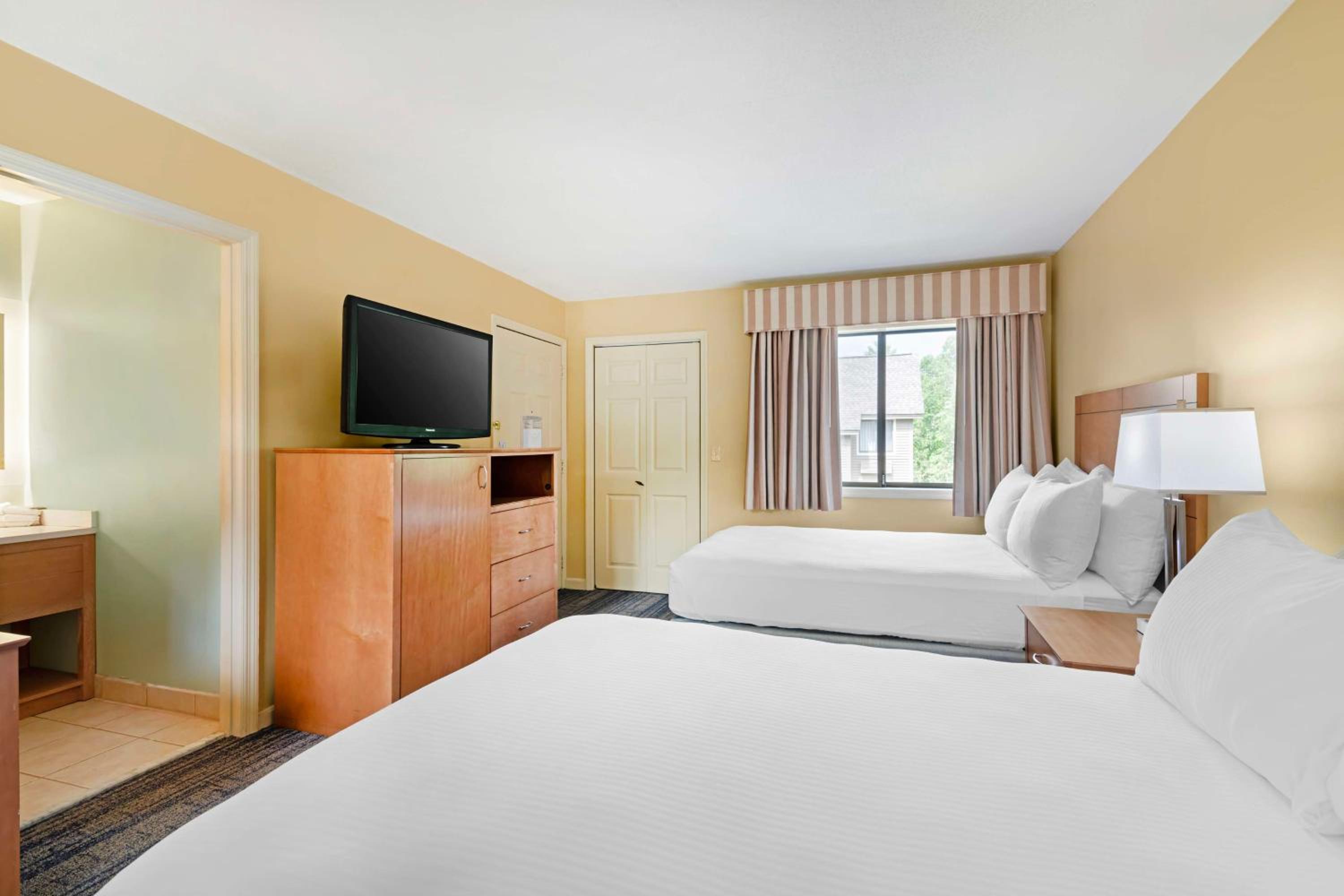 Double Room with Two Double Beds - Photo 2