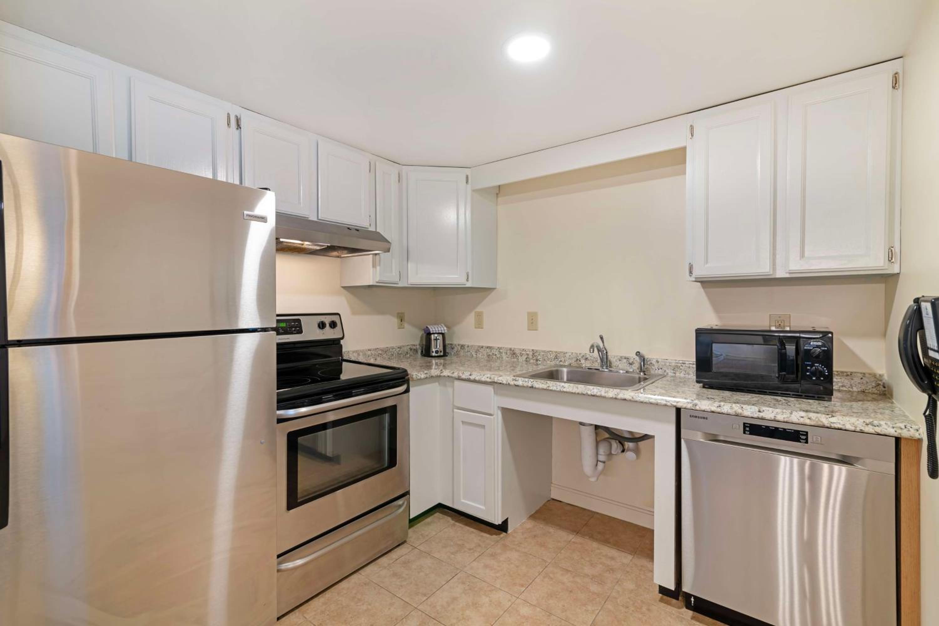 One-Bedroom King Suite with Sofa Bed and Kitchen - Photo 4