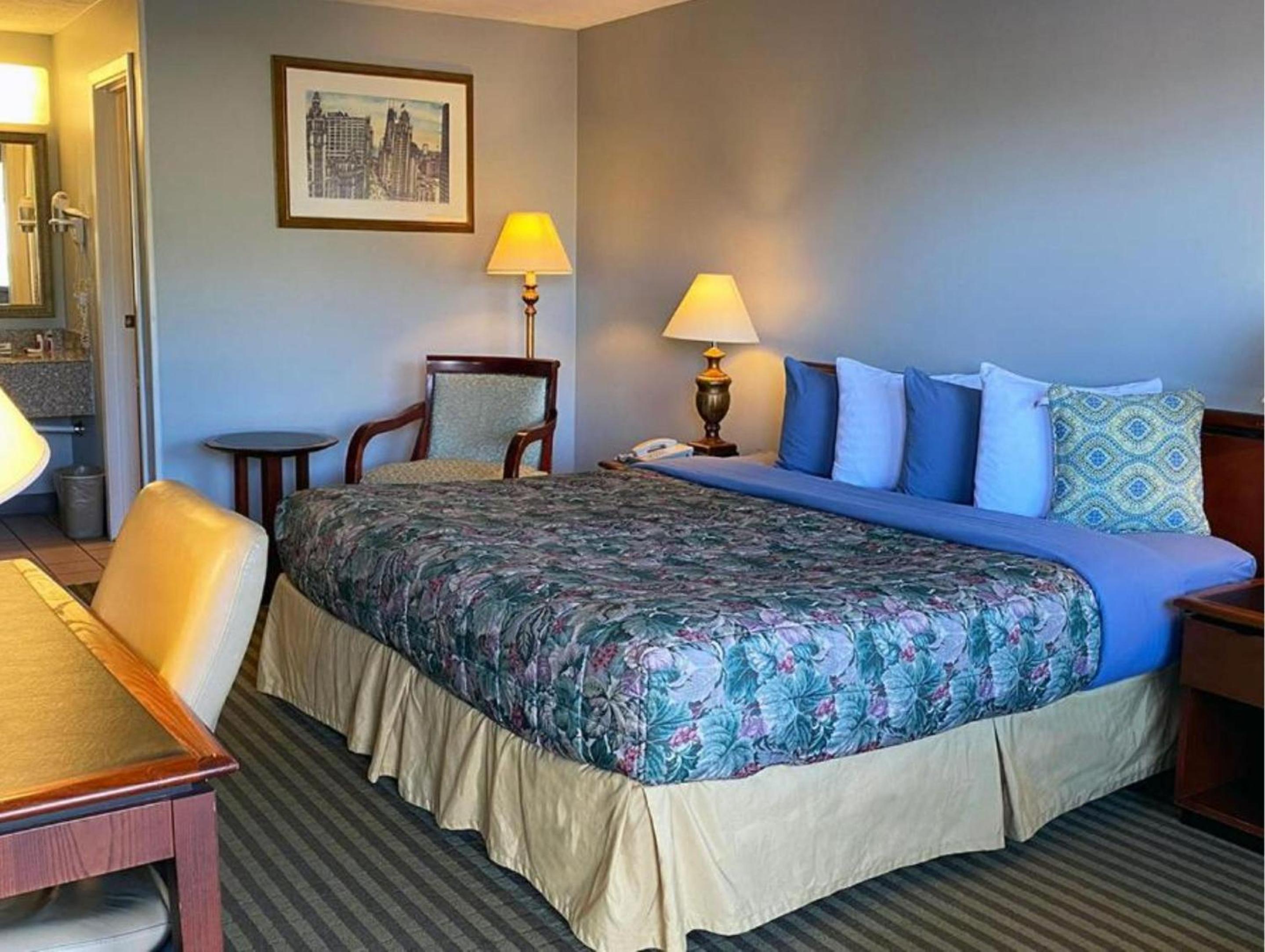 King Bed Non-Smoking photo 3