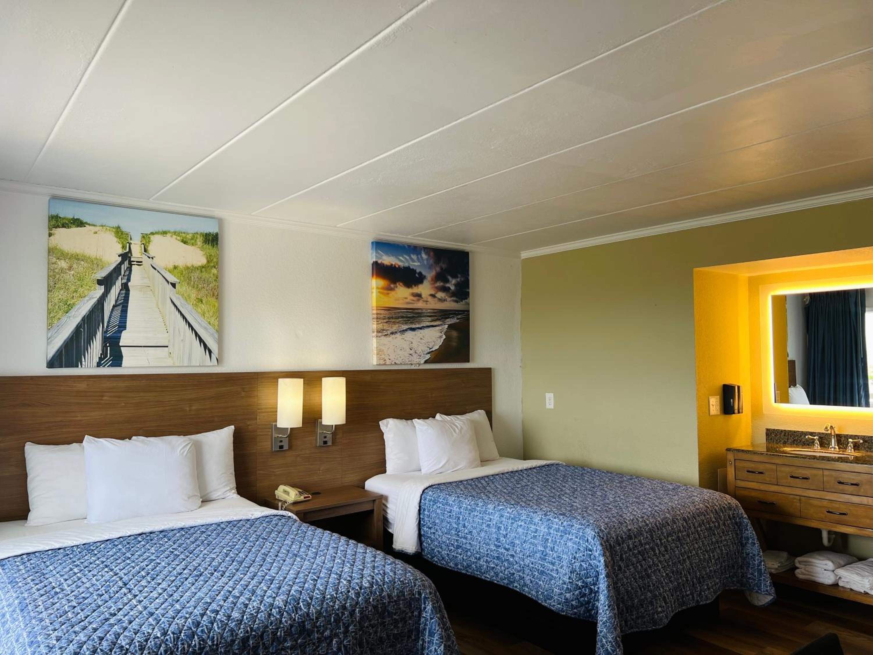 Double Room with Two Double Beds and Street View - Non-Smoking - Photo 2