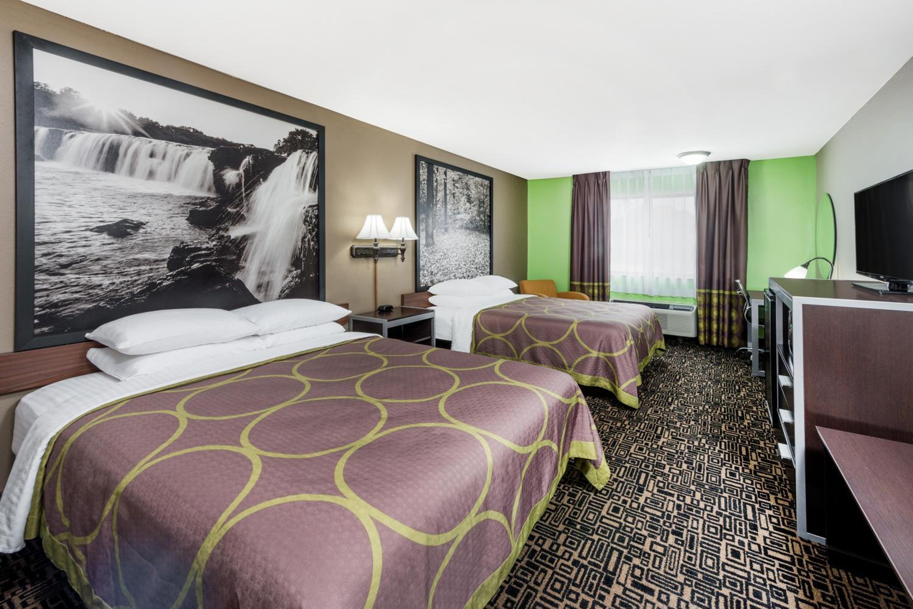 Queen Room with Two Queen Beds - Non-Smoking - Photo 1