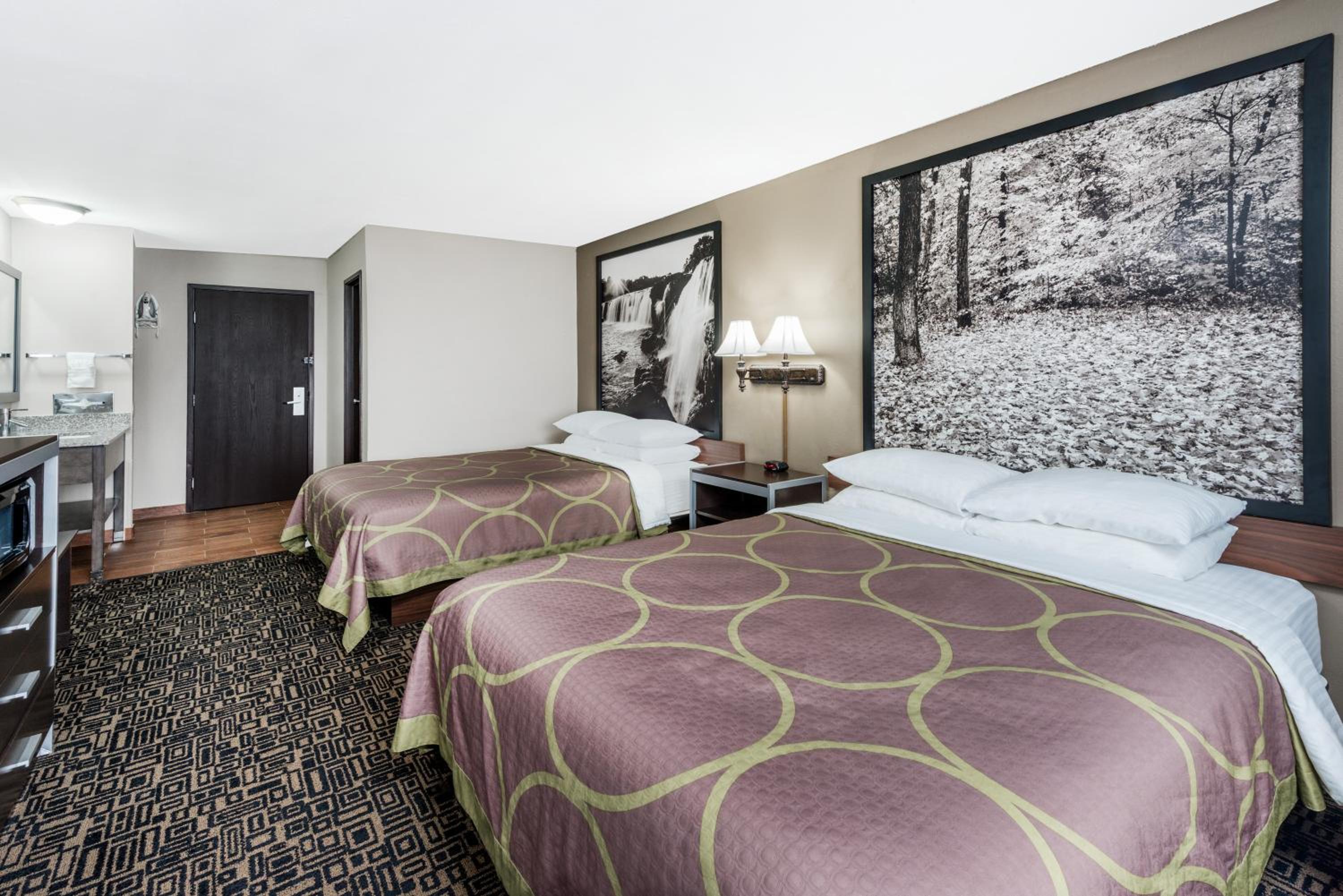 Queen Room with Two Queen Beds - Non-Smoking - Photo 3