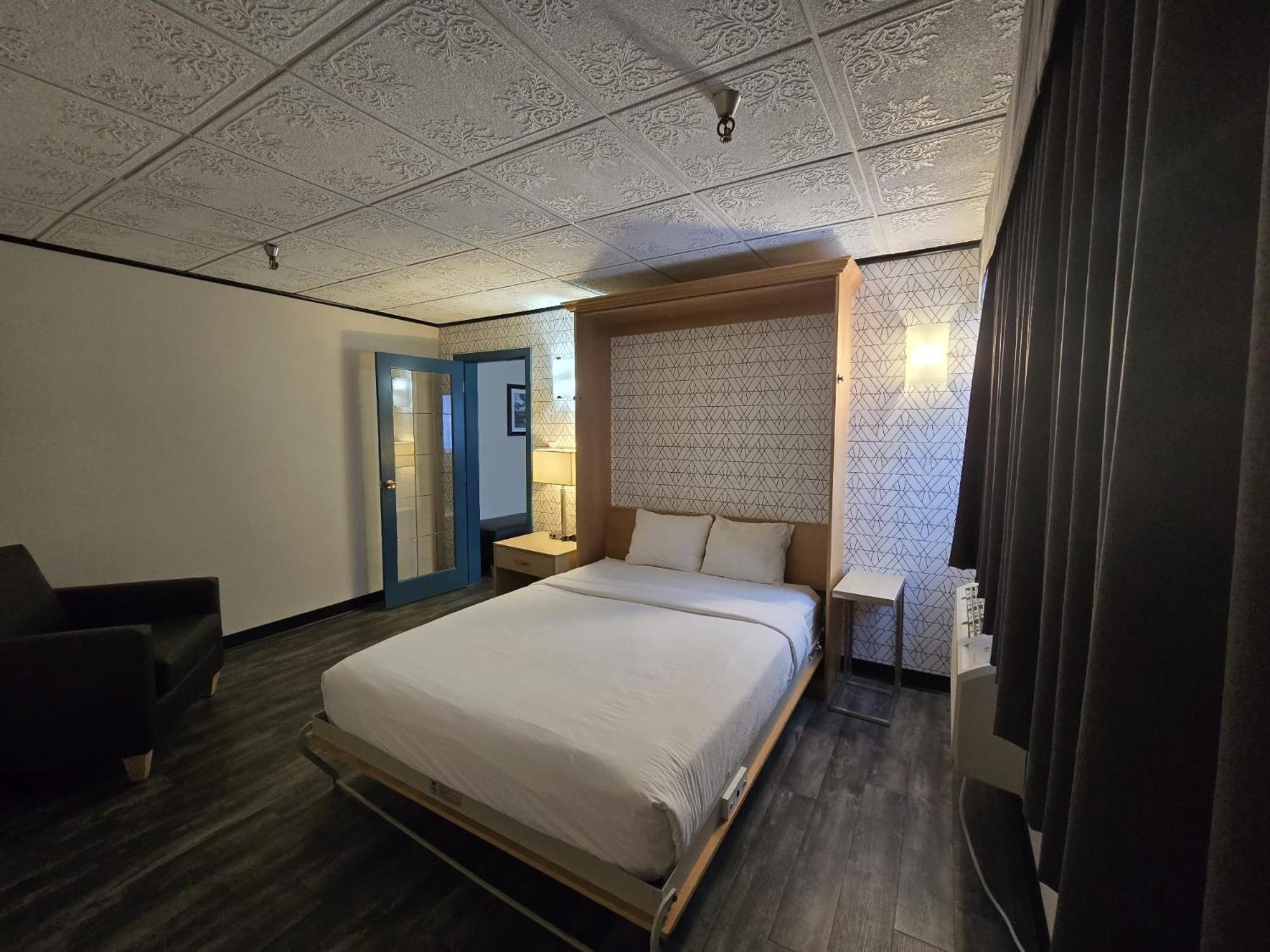 Queen Muphy Bed Room - Non-Smoking photo 1