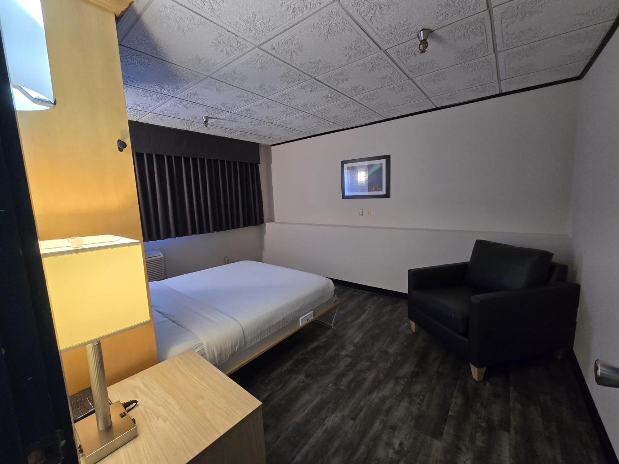 Queen Muphy Bed Room - Non-Smoking photo 2