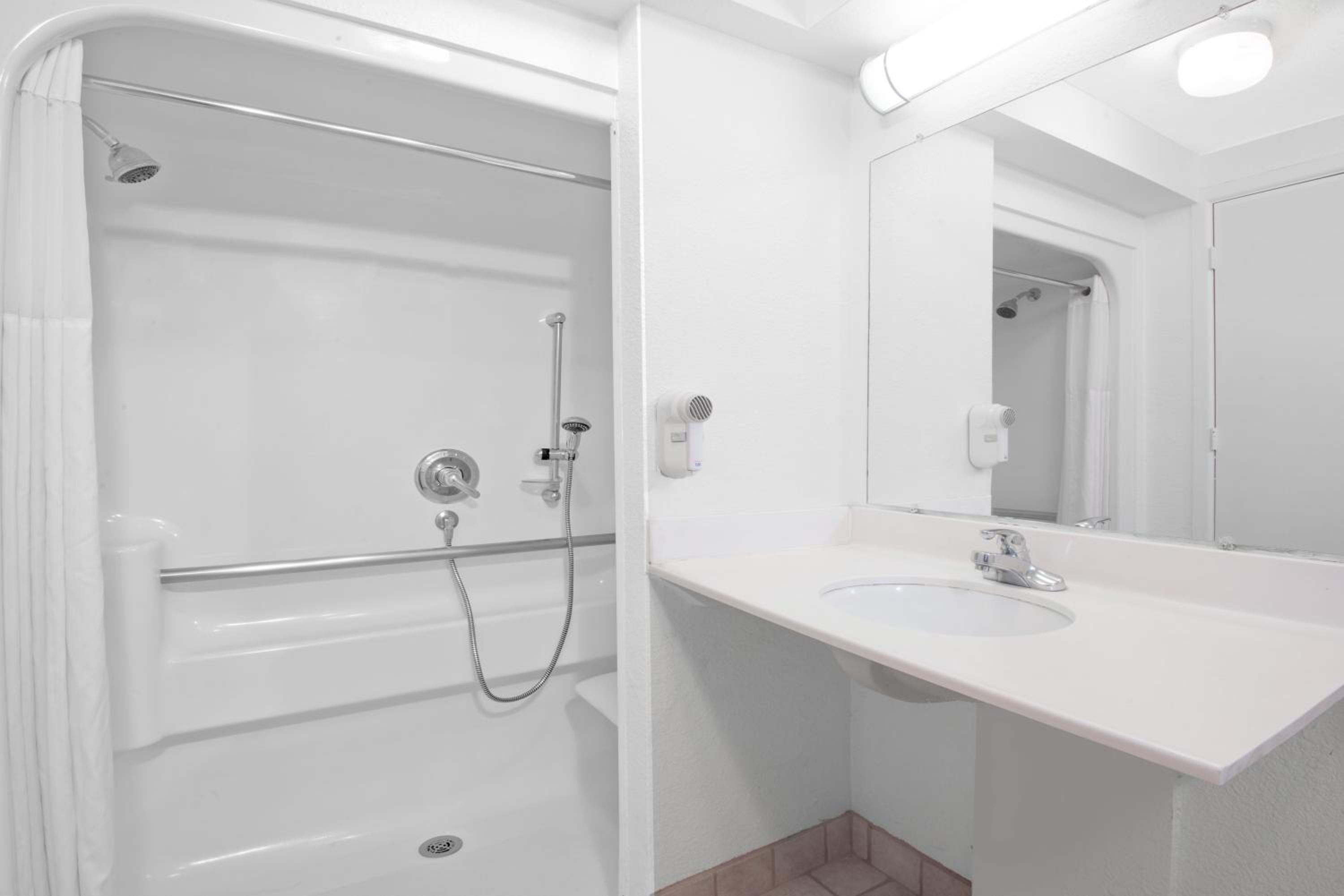 King Room - Disability Access - Non-Smoking - Photo 5