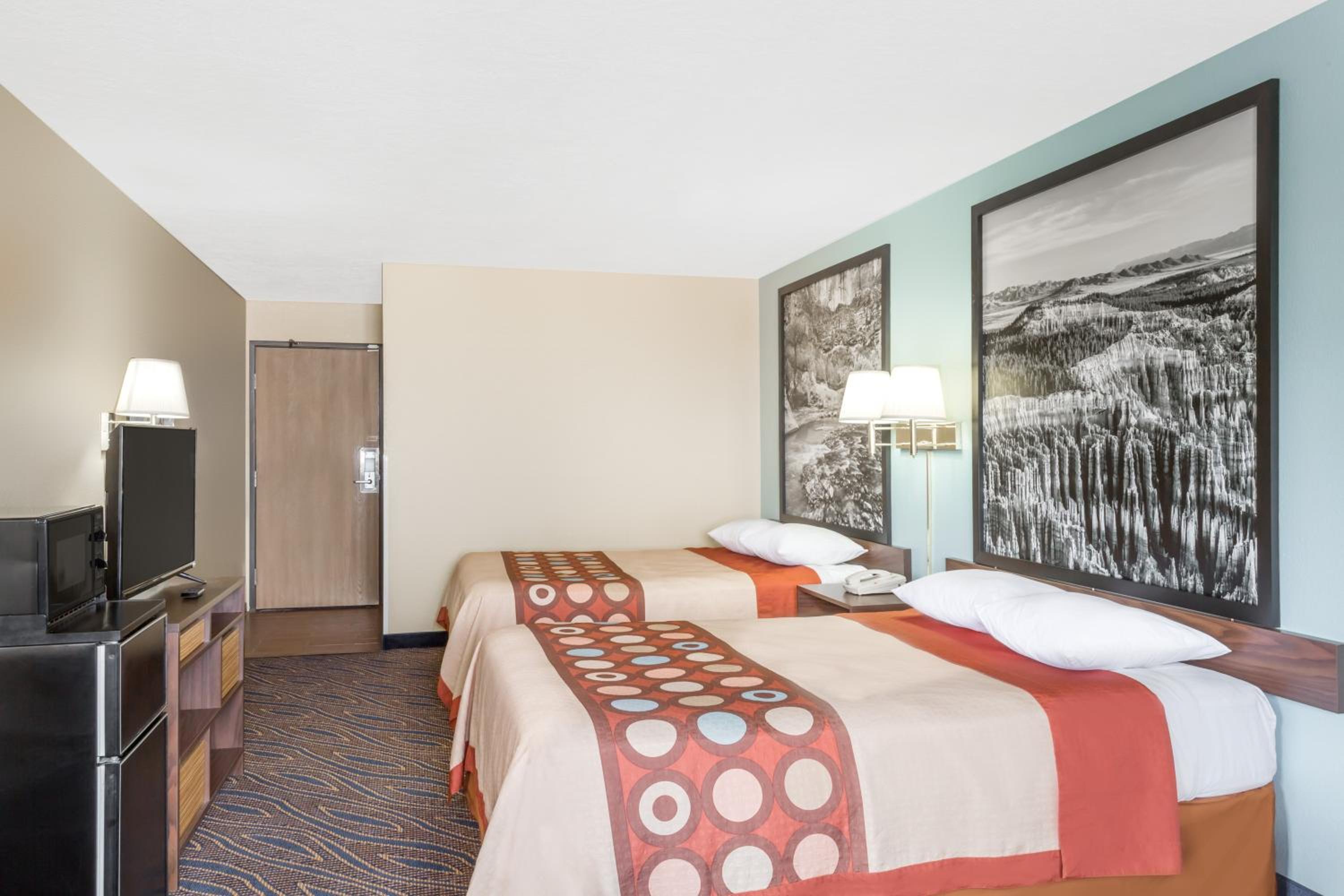 Queen Room with Two Queen Beds - Non-Smoking - Photo 3
