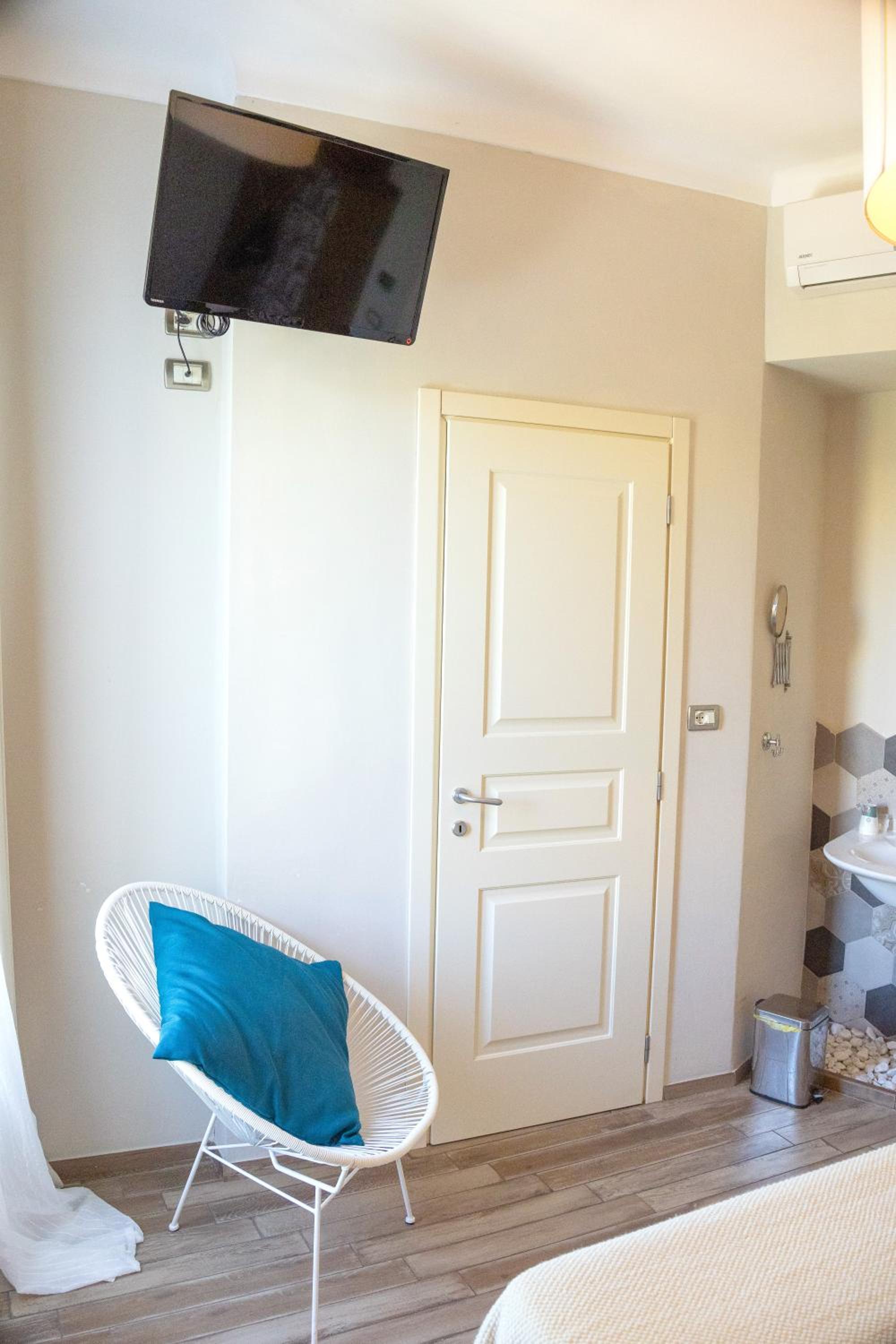 Deluxe Double Room - Photo 11