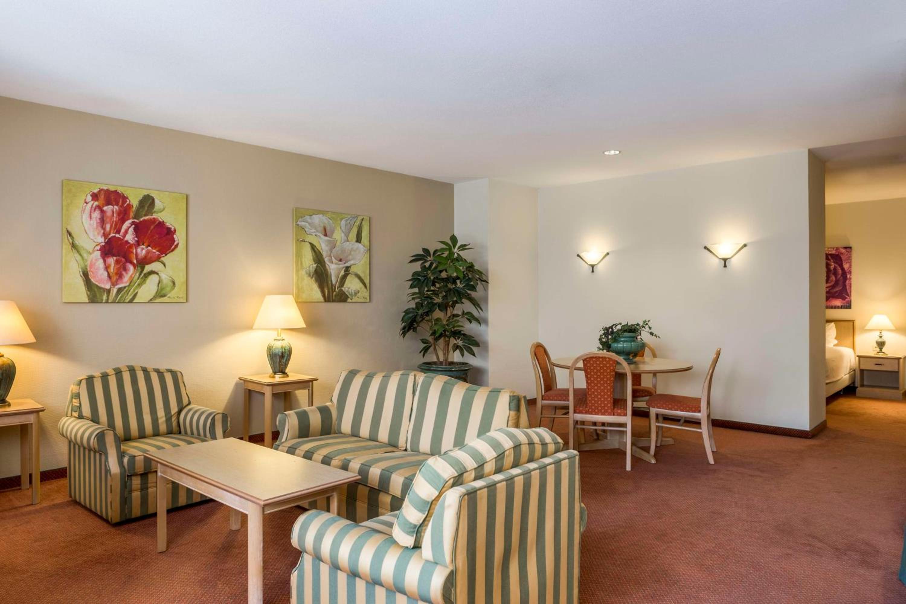 Family Room (2 Adults + 2 Children) - Photo 2