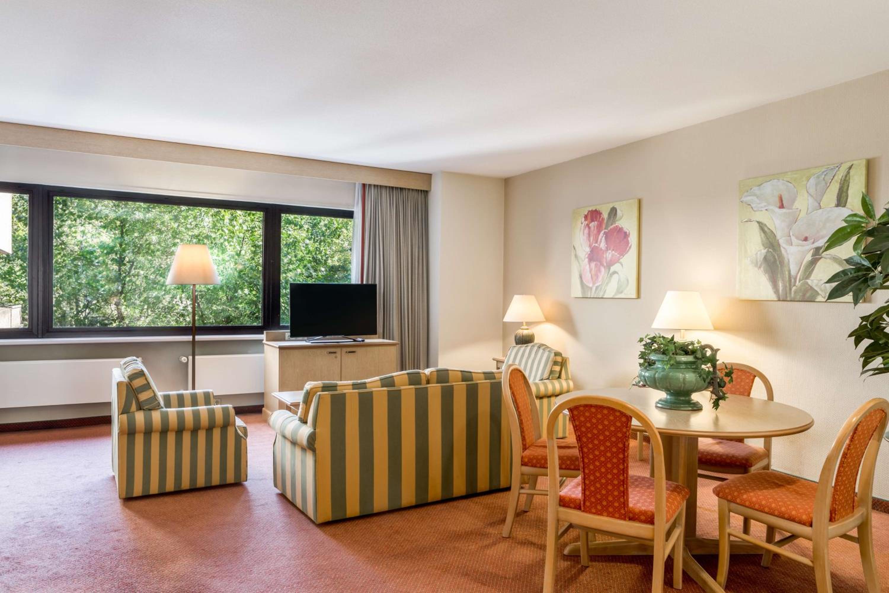 Family Room (2 Adults + 2 Children) - Photo 3