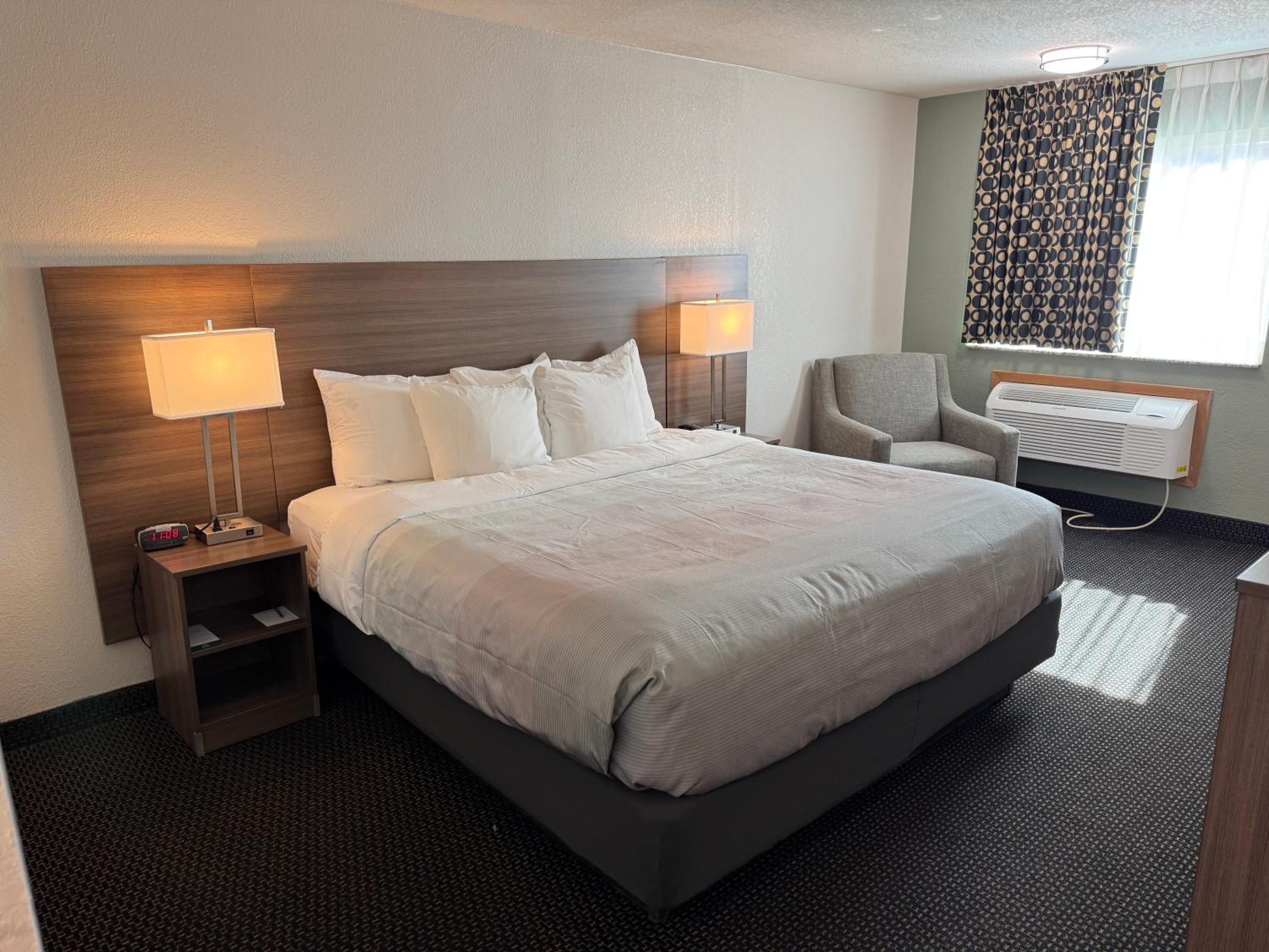 King Room - Non Smoking - Photo 2