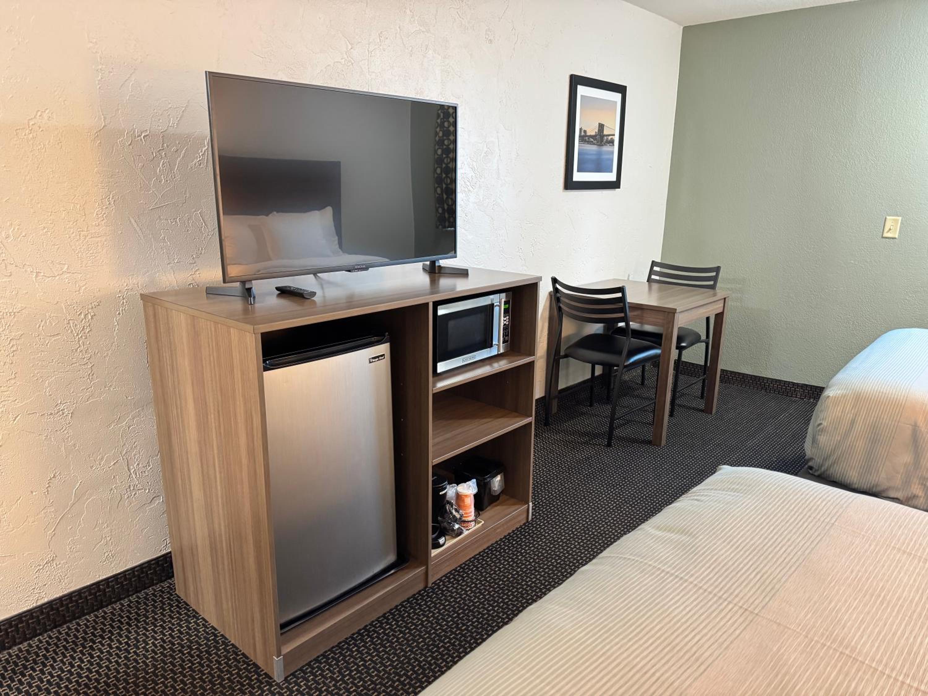 Quadruple Room - Non Smoking/Interior Hall photo 3