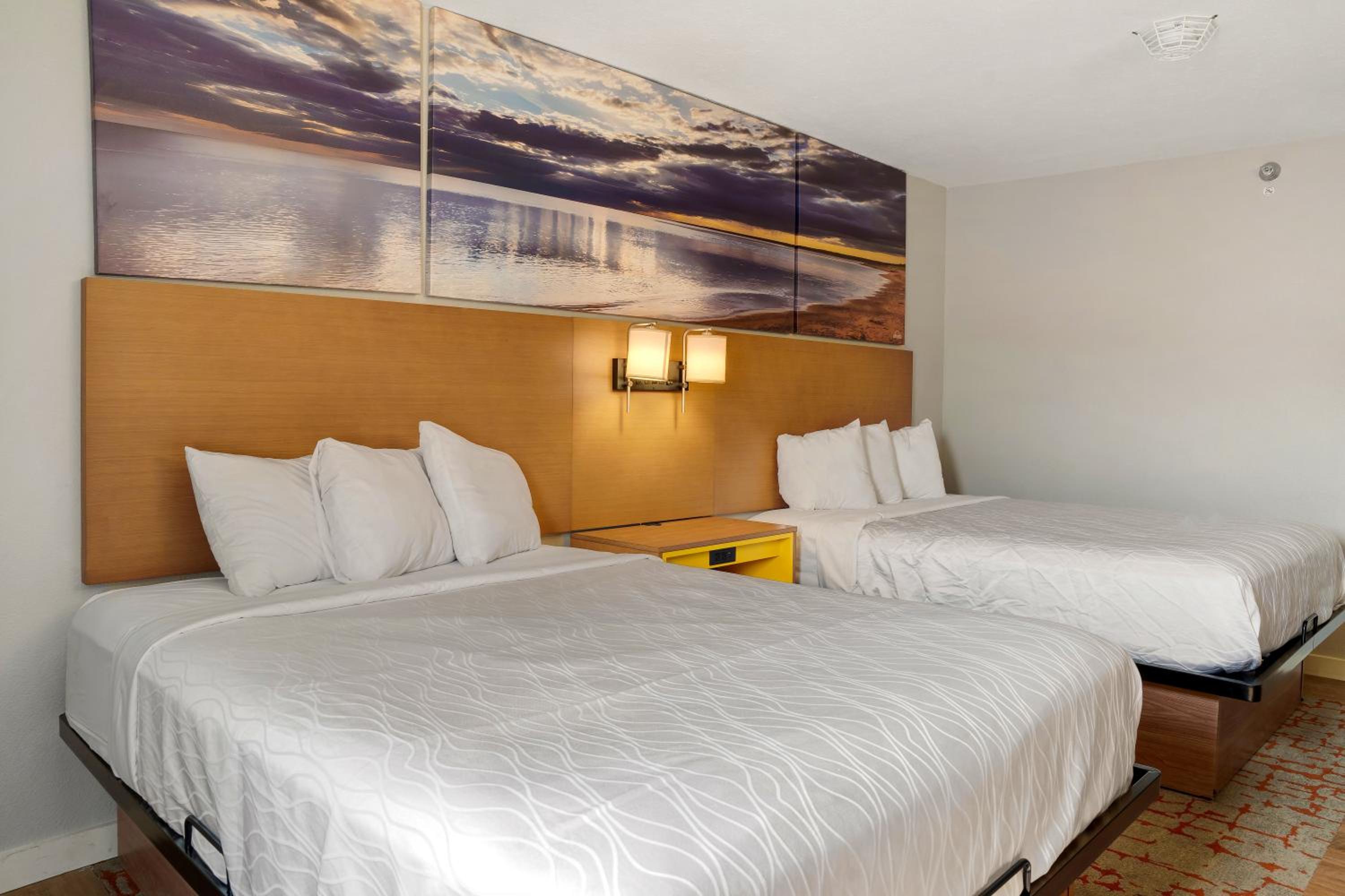 Queen Room with Two Queen Beds - Non-Smoking - Photo 14