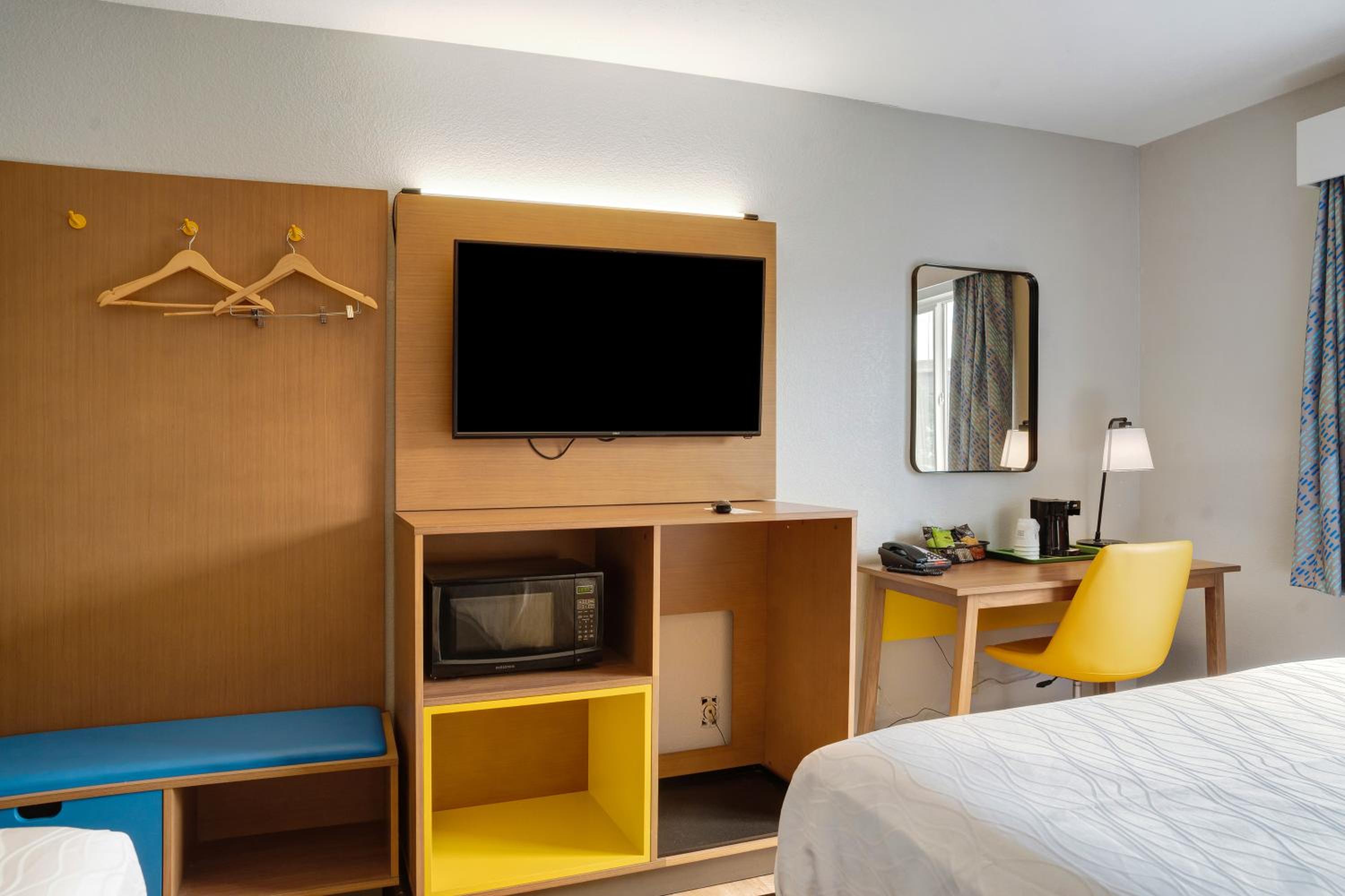 Queen Room with Two Queen Beds - Non-Smoking - Photo 11