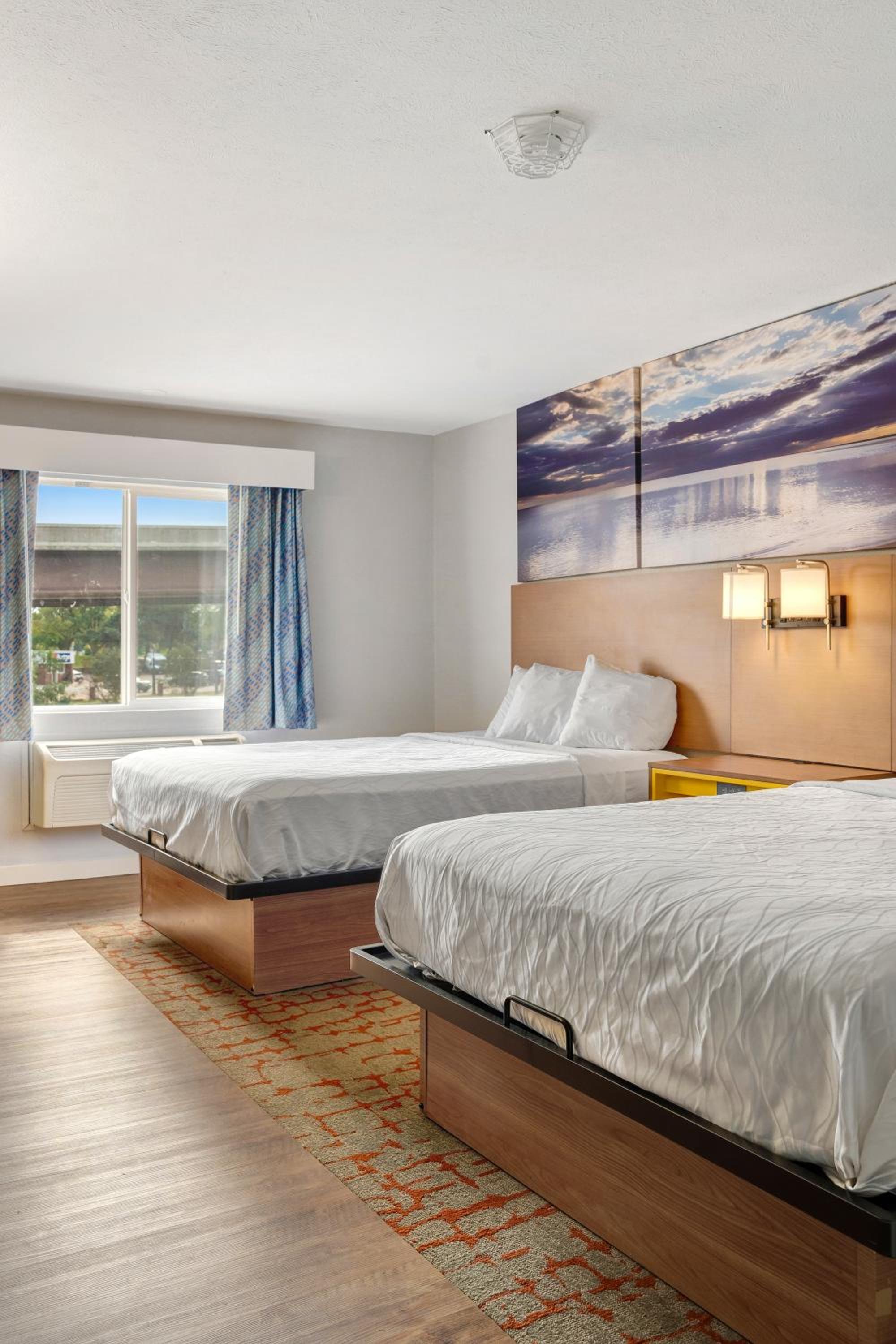 Queen Room with Two Queen Beds - Non-Smoking - Photo 15