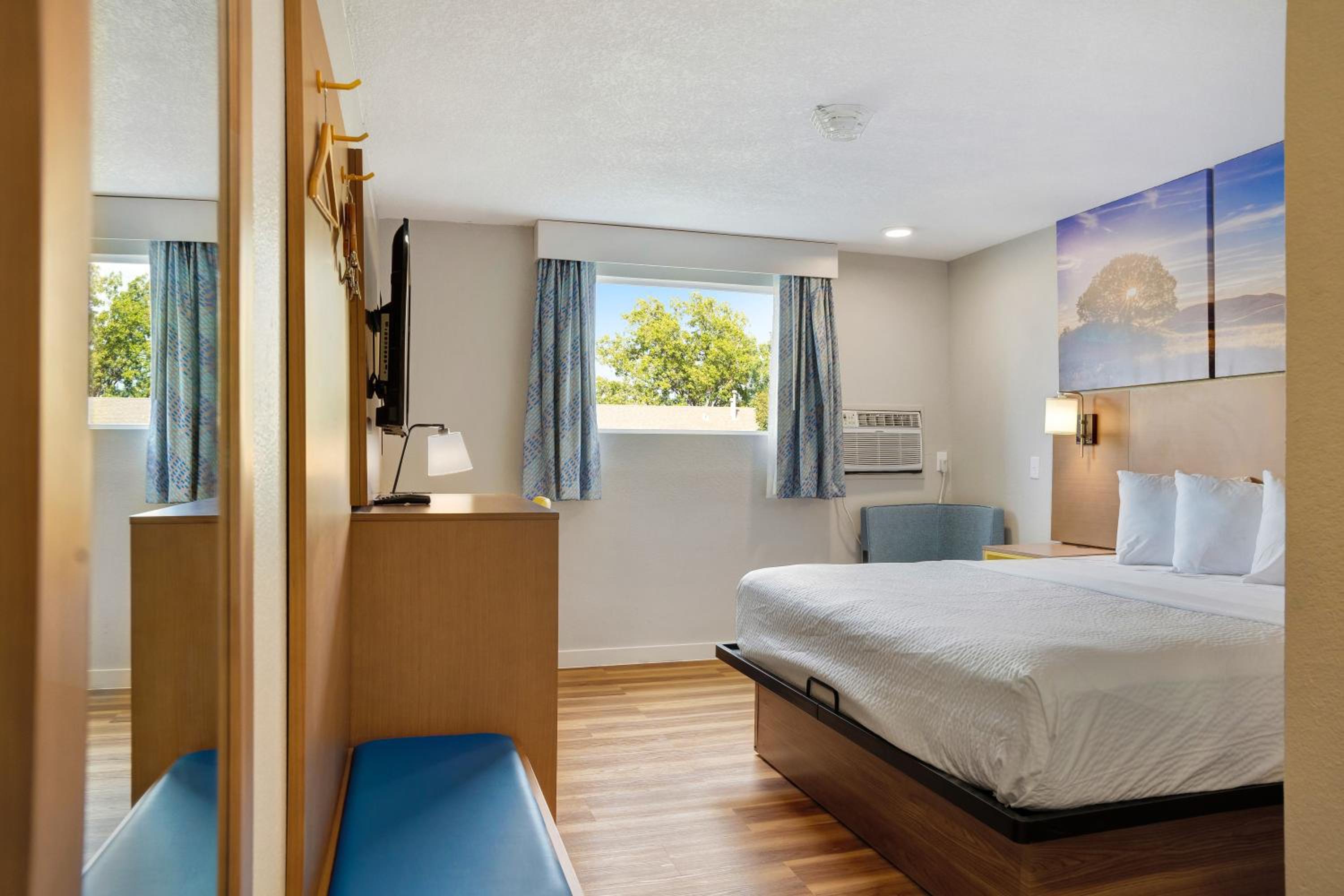 Deluxe King Room - Photo 19