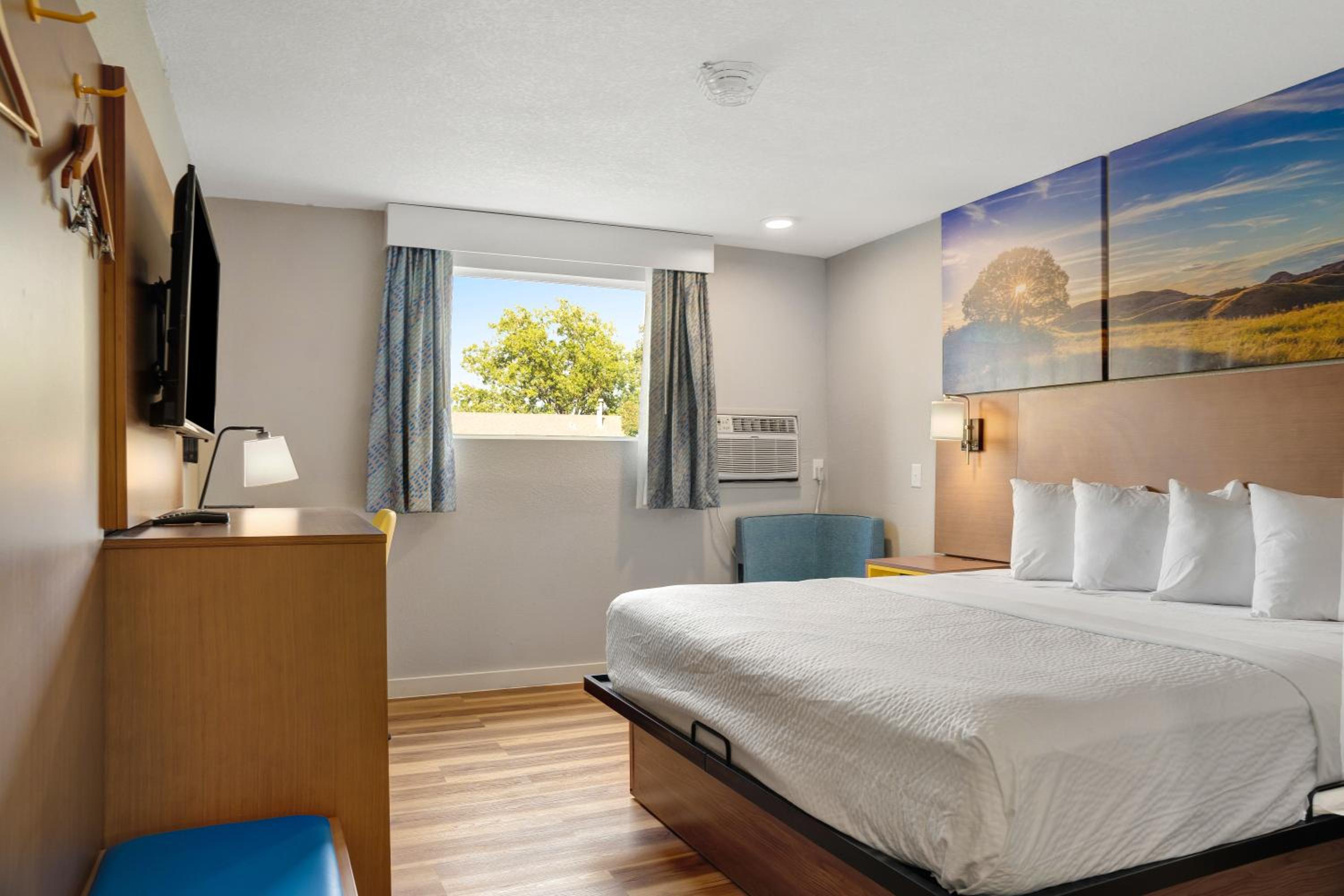 Deluxe King Room - Photo 15