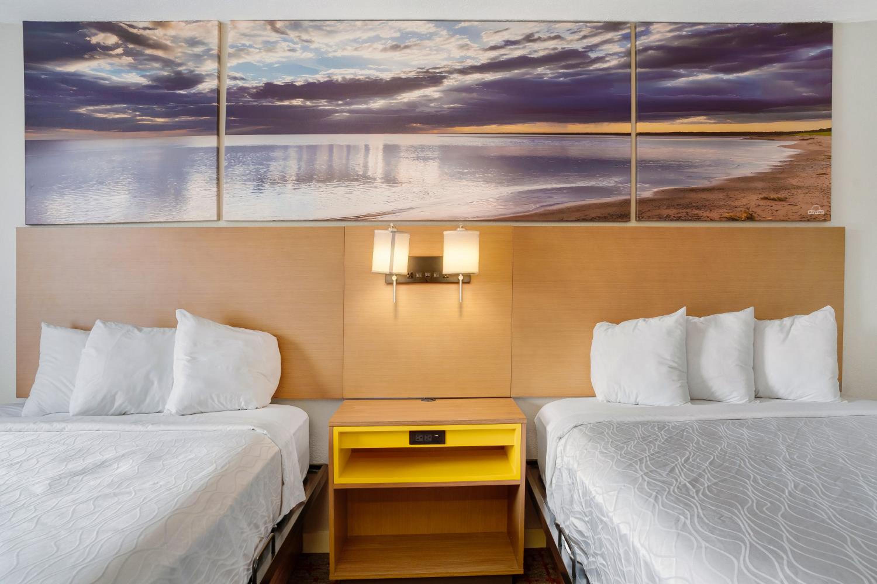 Queen Room with Two Queen Beds - Non-Smoking - Photo 16
