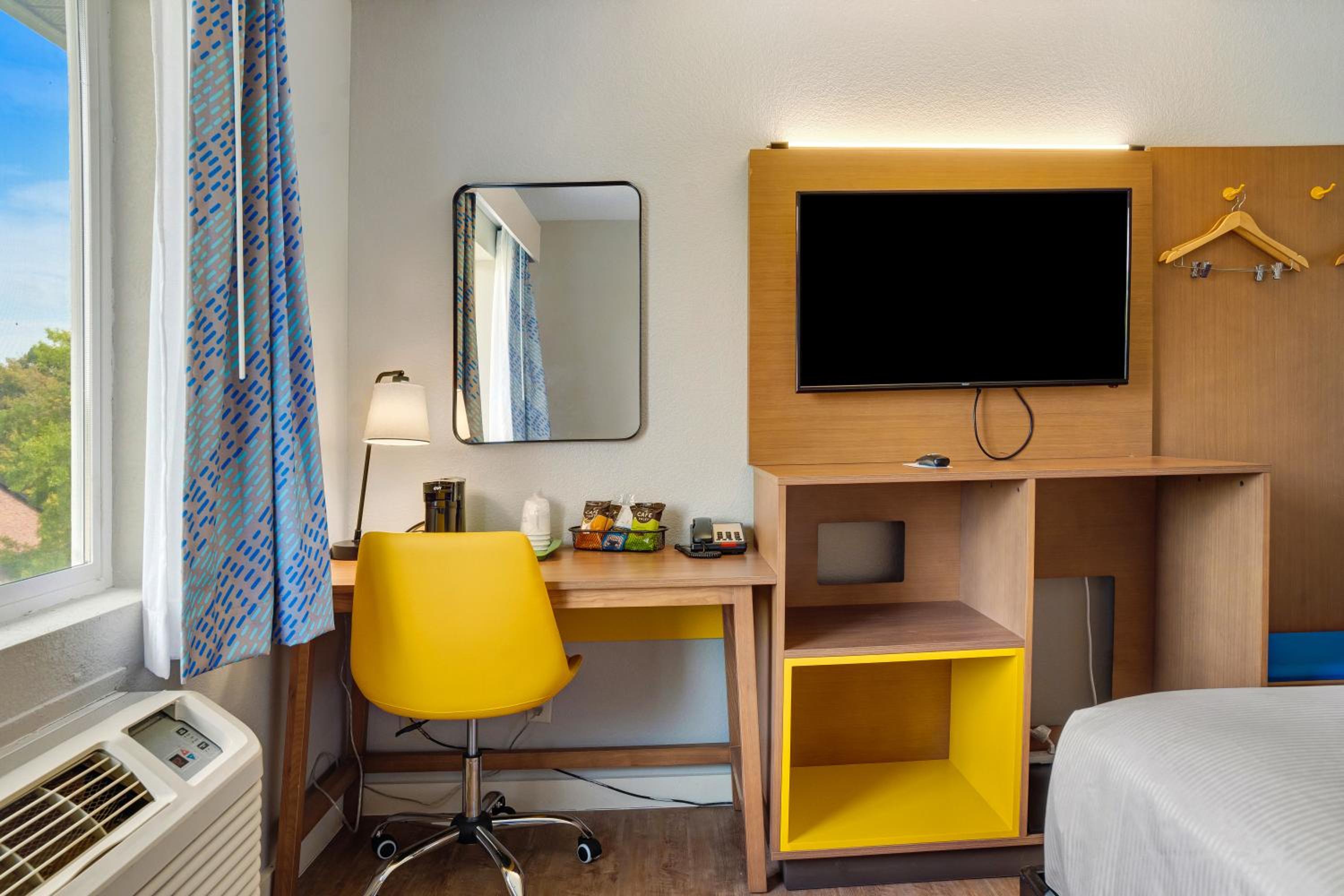 Queen Room with Two Queen Beds - Non-Smoking - Photo 18