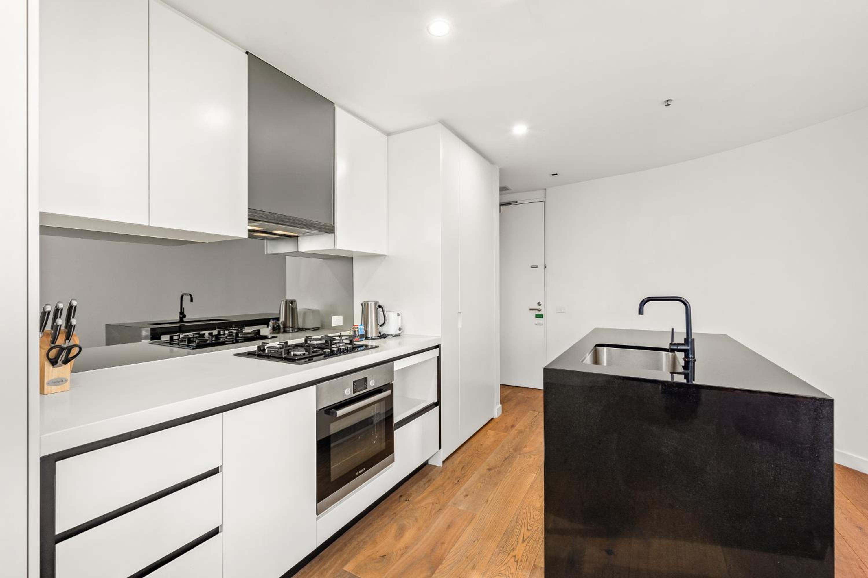 Two-Bedroom Apartment with Two King Beds and Full Kitchen thumbnail 6