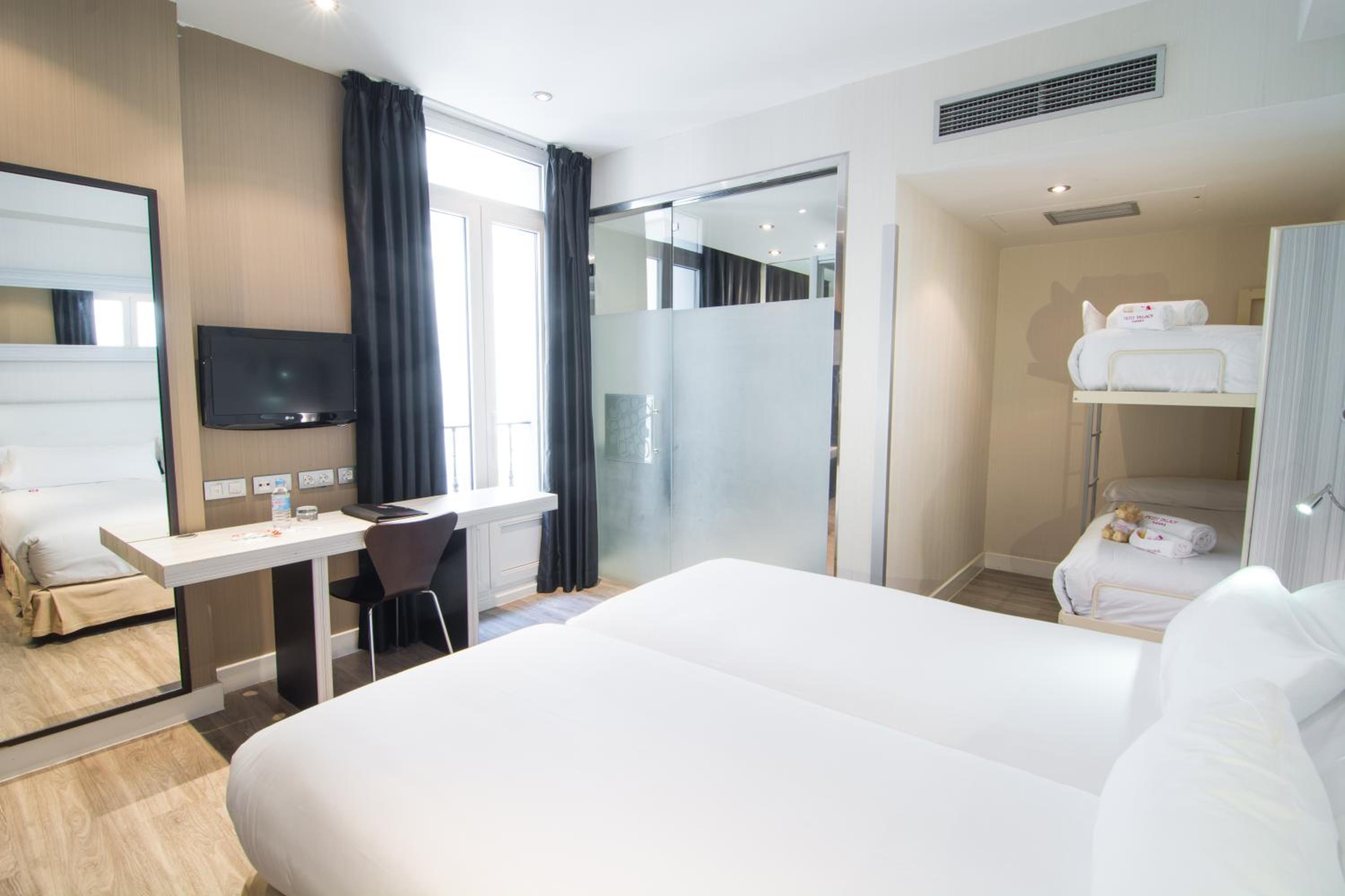 Quadruple Room (4 Adults) - Photo 4