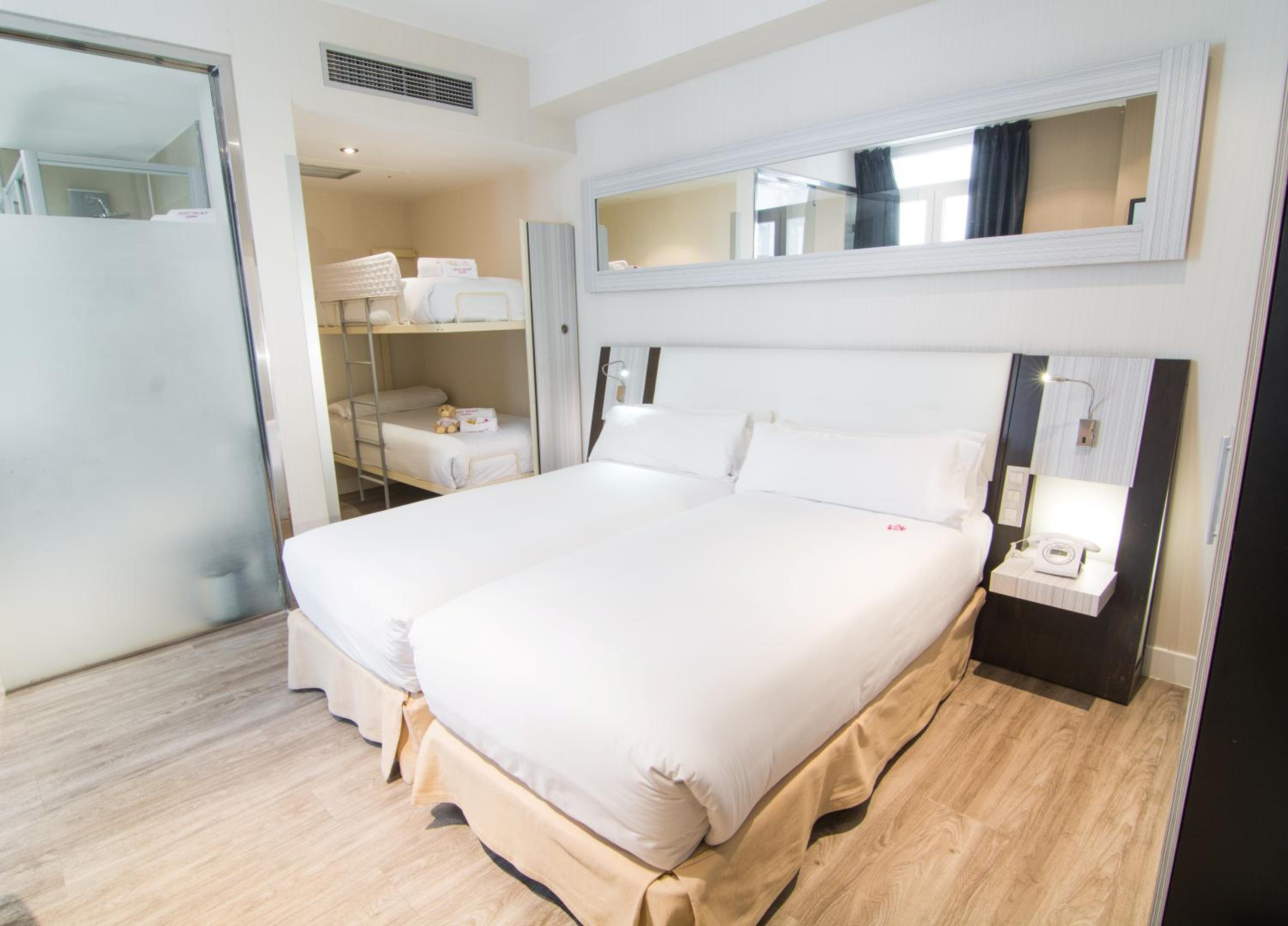 Quadruple Room (4 Adults) - Photo 5