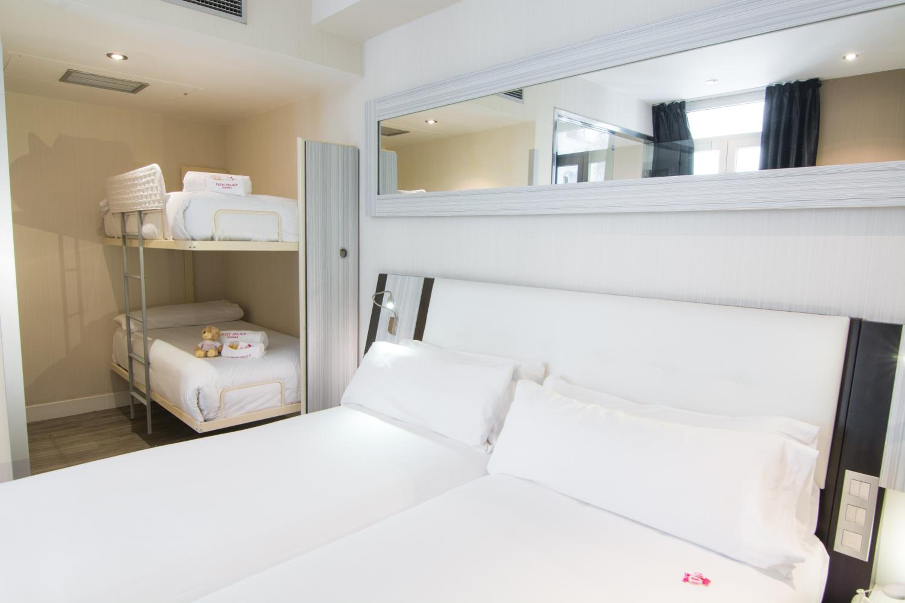 Quadruple Room (4 Adults) - Photo 6