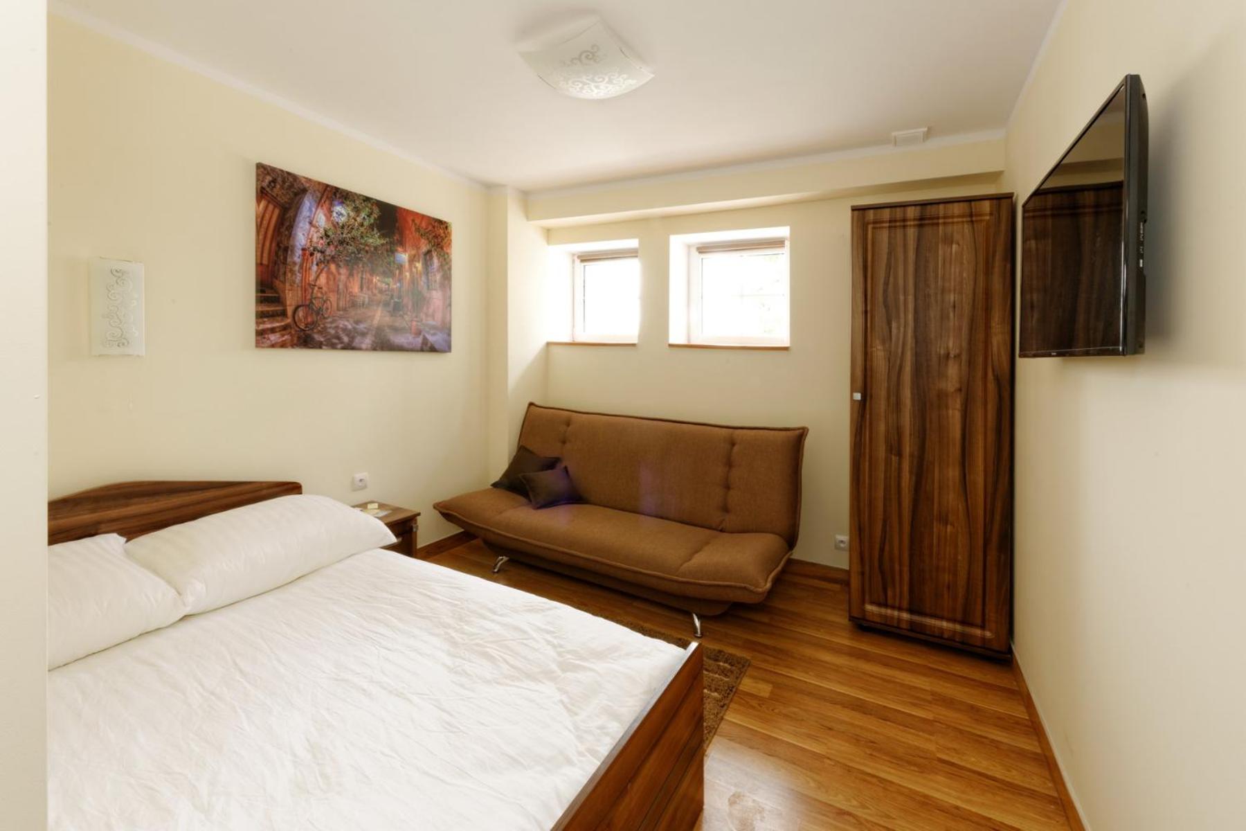 Double Room - Photo 6