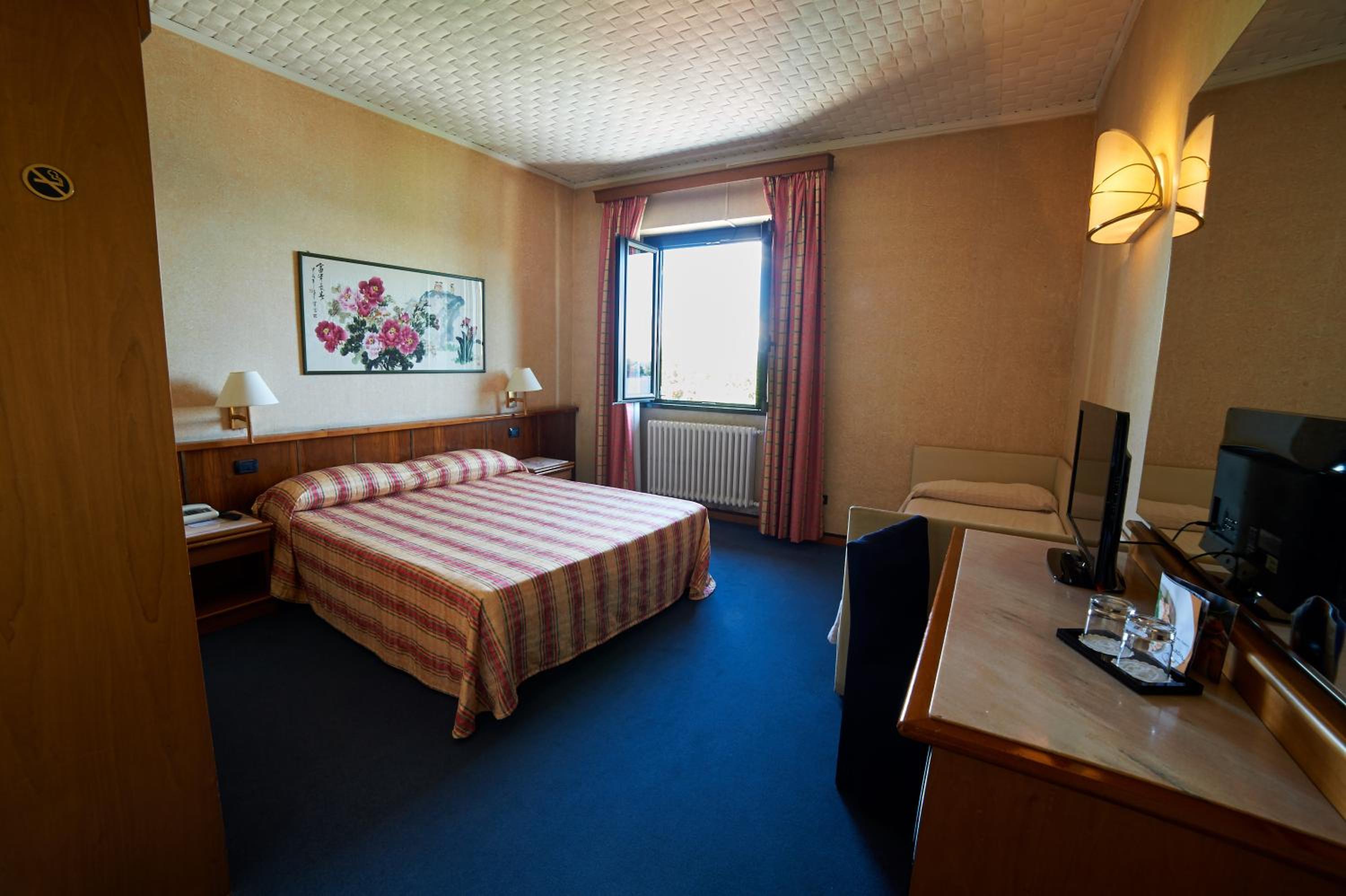 Standard Double Room - Photo 10