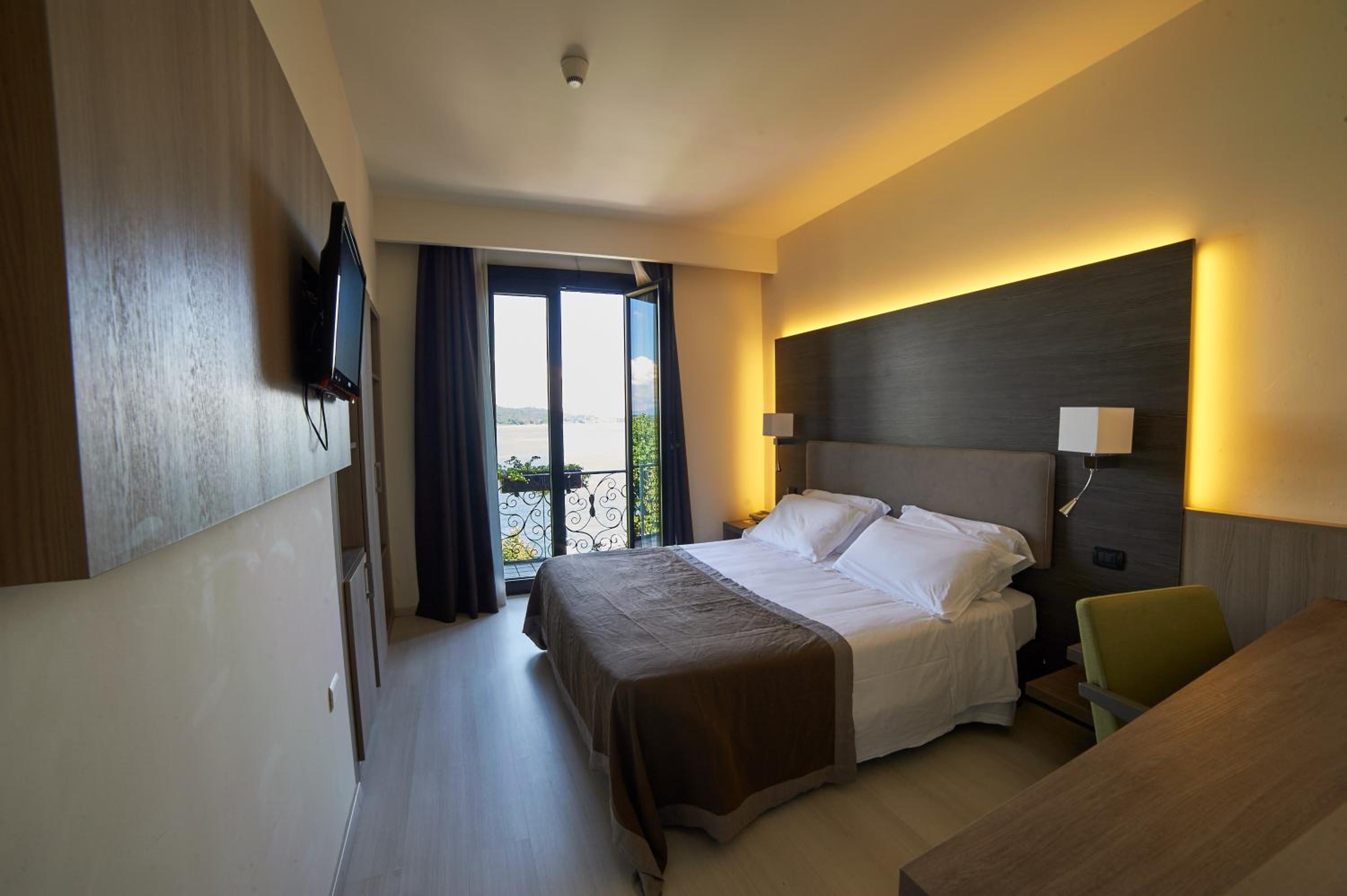 Superior Double Room with Balcony and Lake/Square View - Photo 1