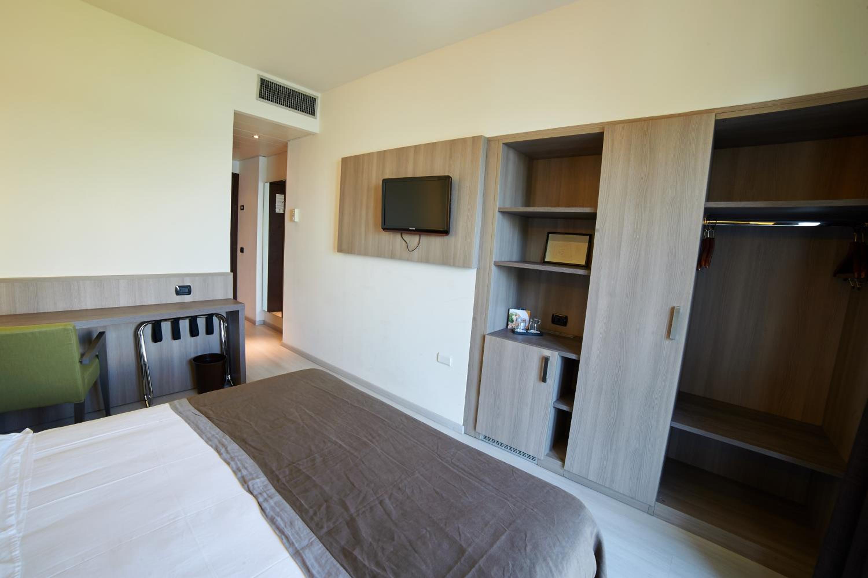 Superior Double Room with Lake/Square View - Photo 3