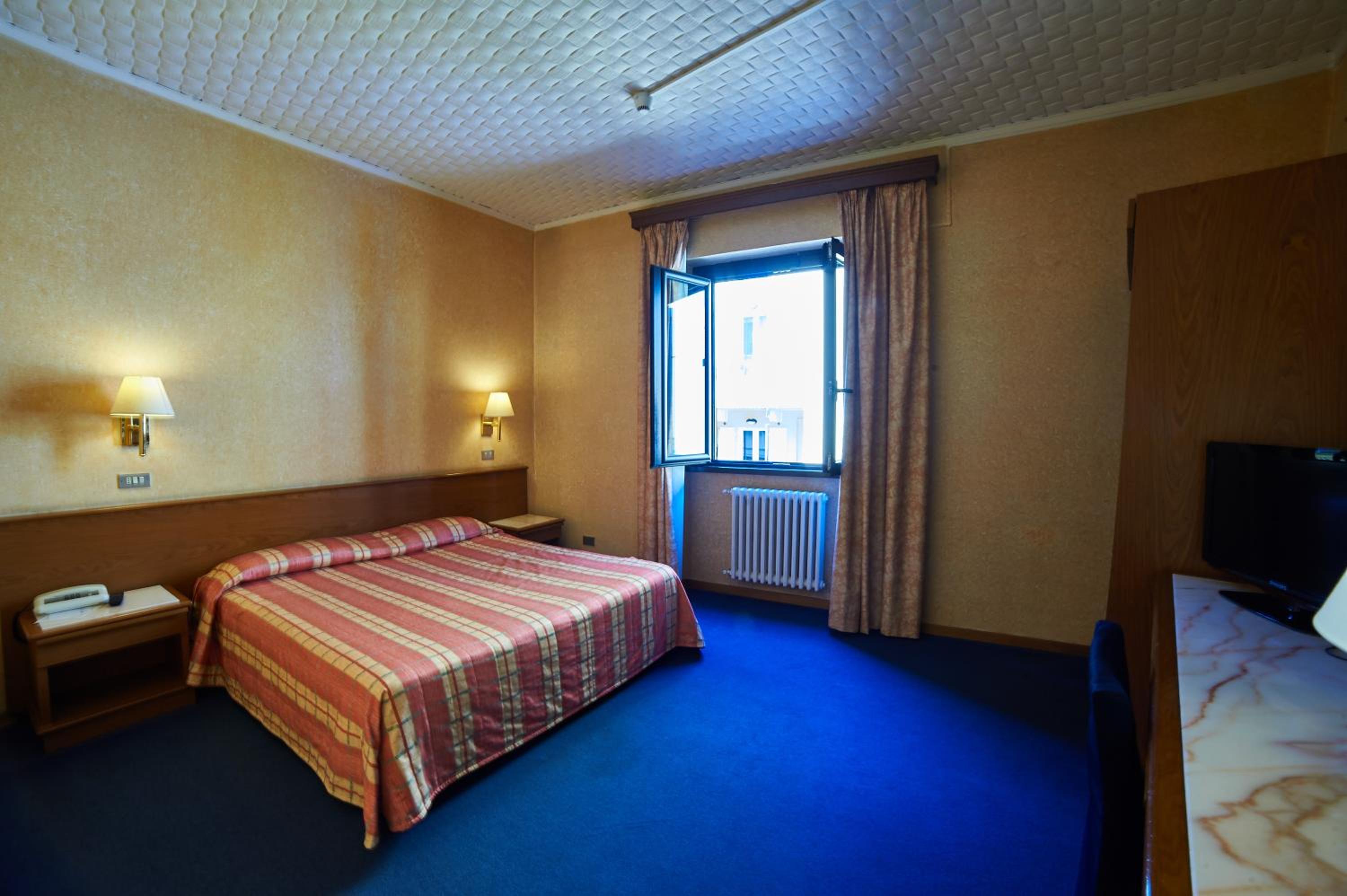 Standard Double Room - Photo 1