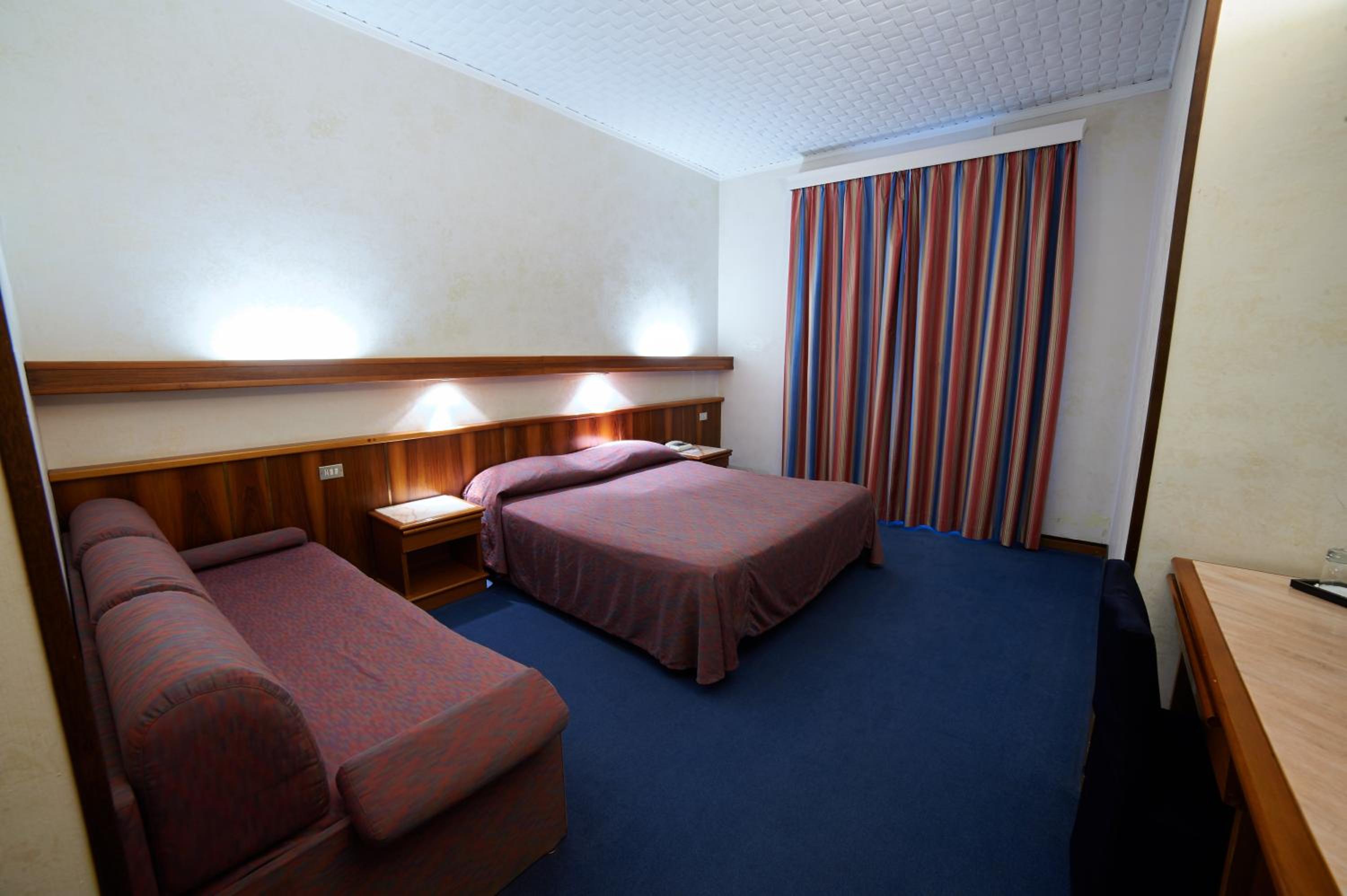 Standard Double Room - Photo 7
