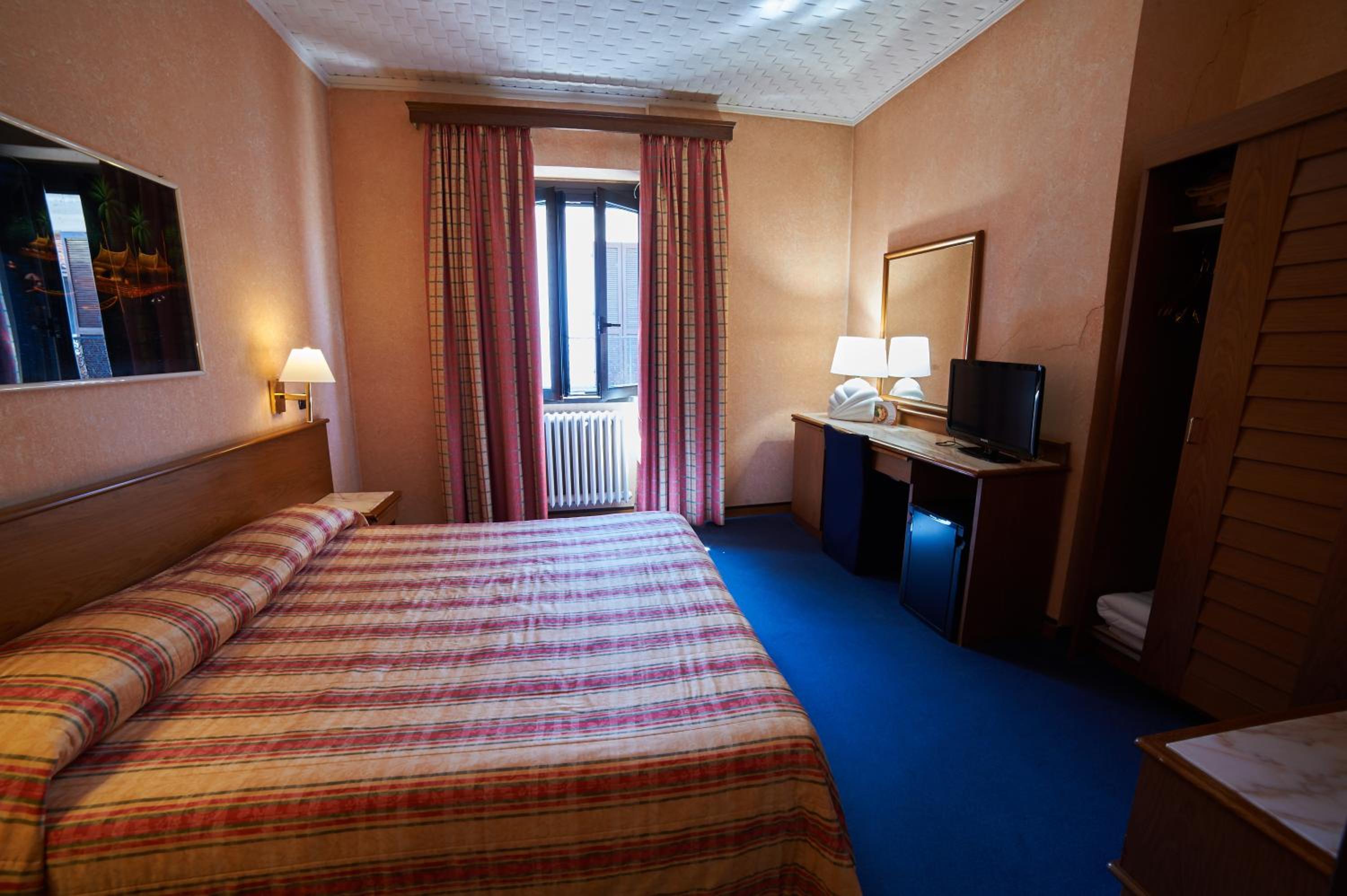 Standard Double Room with Lake/Square View - Photo 1
