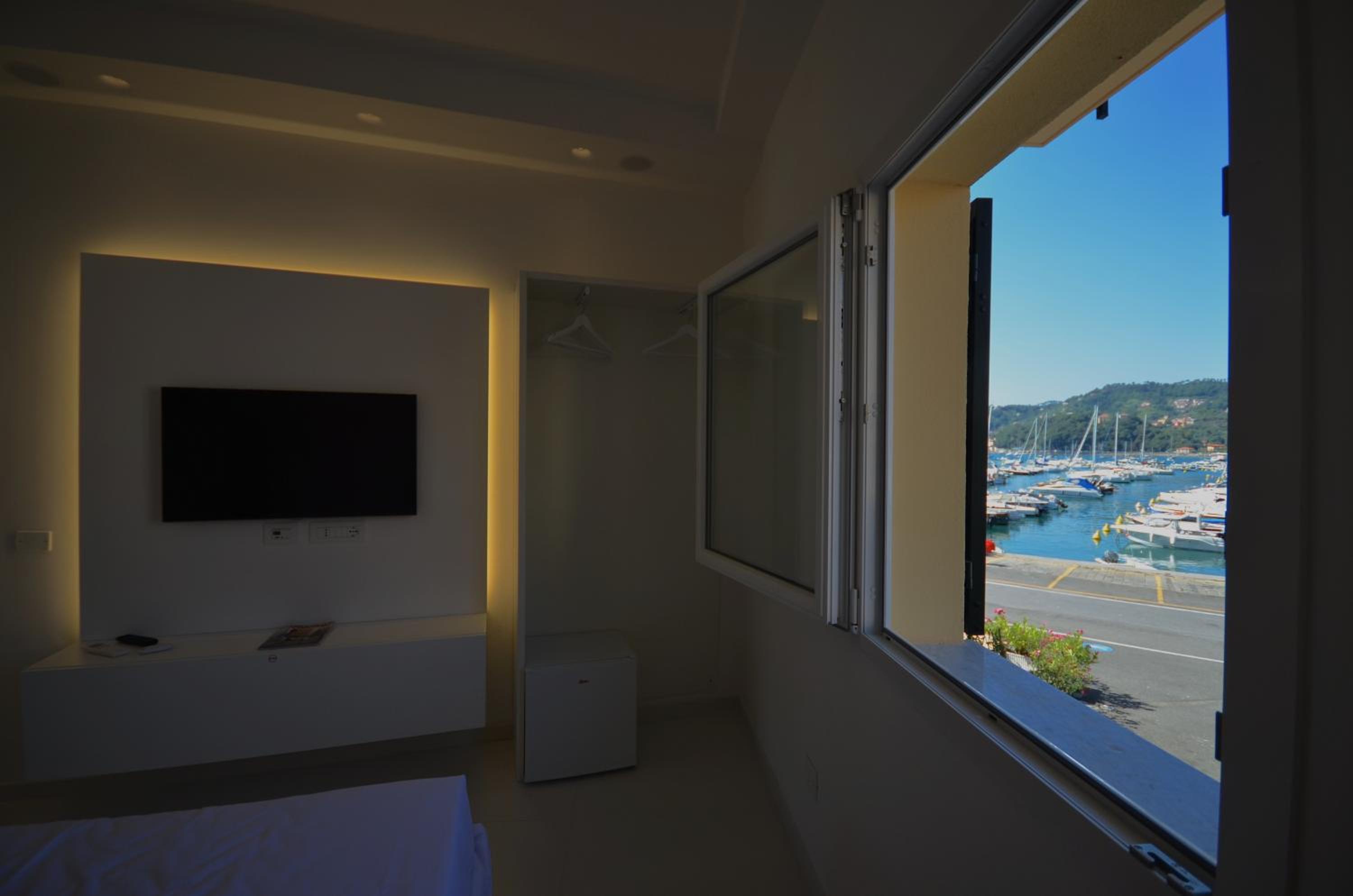 Double Room with Sea View photo 2