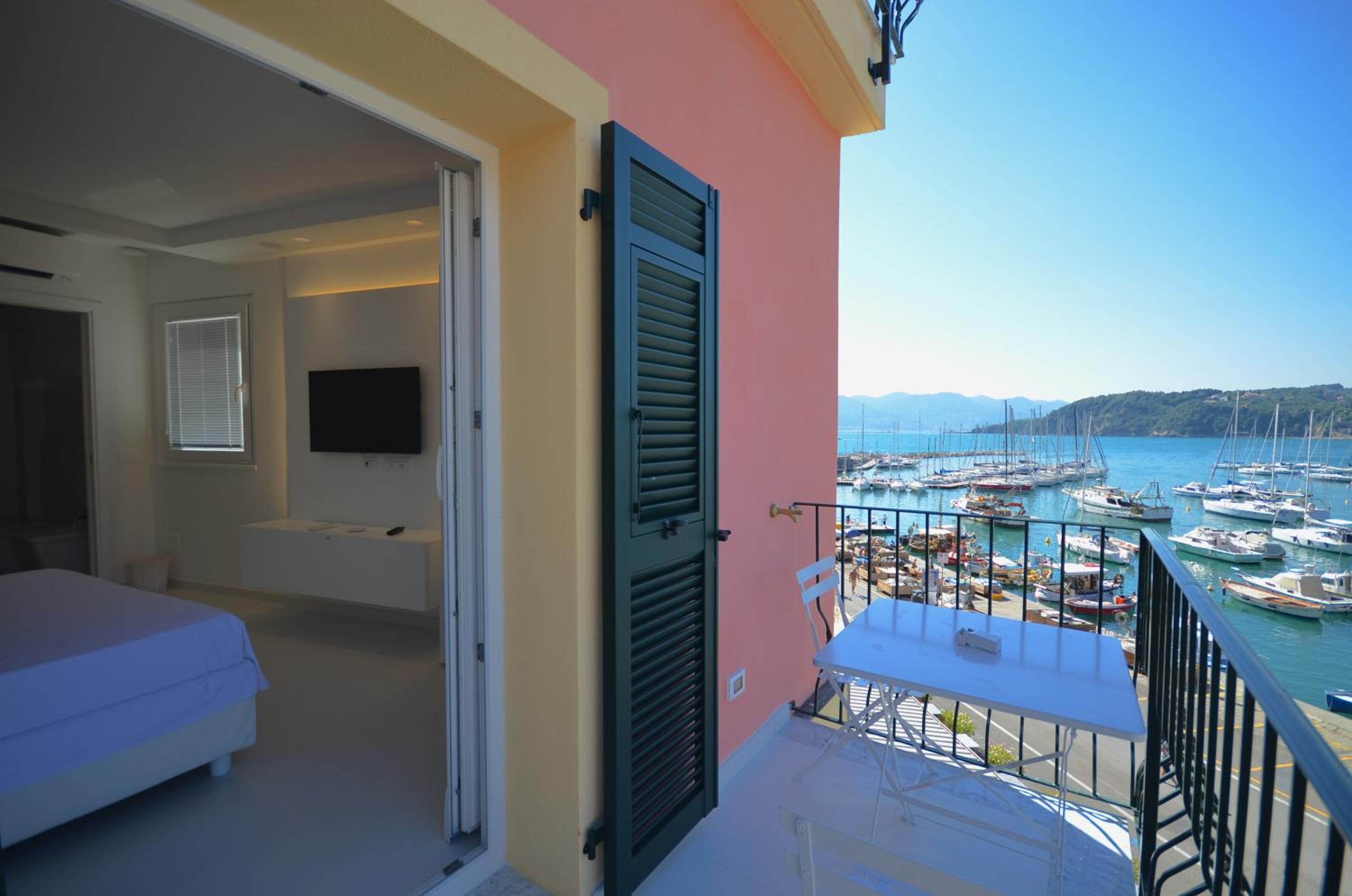 Deluxe Double Room with Balcony and Sea View photo 3